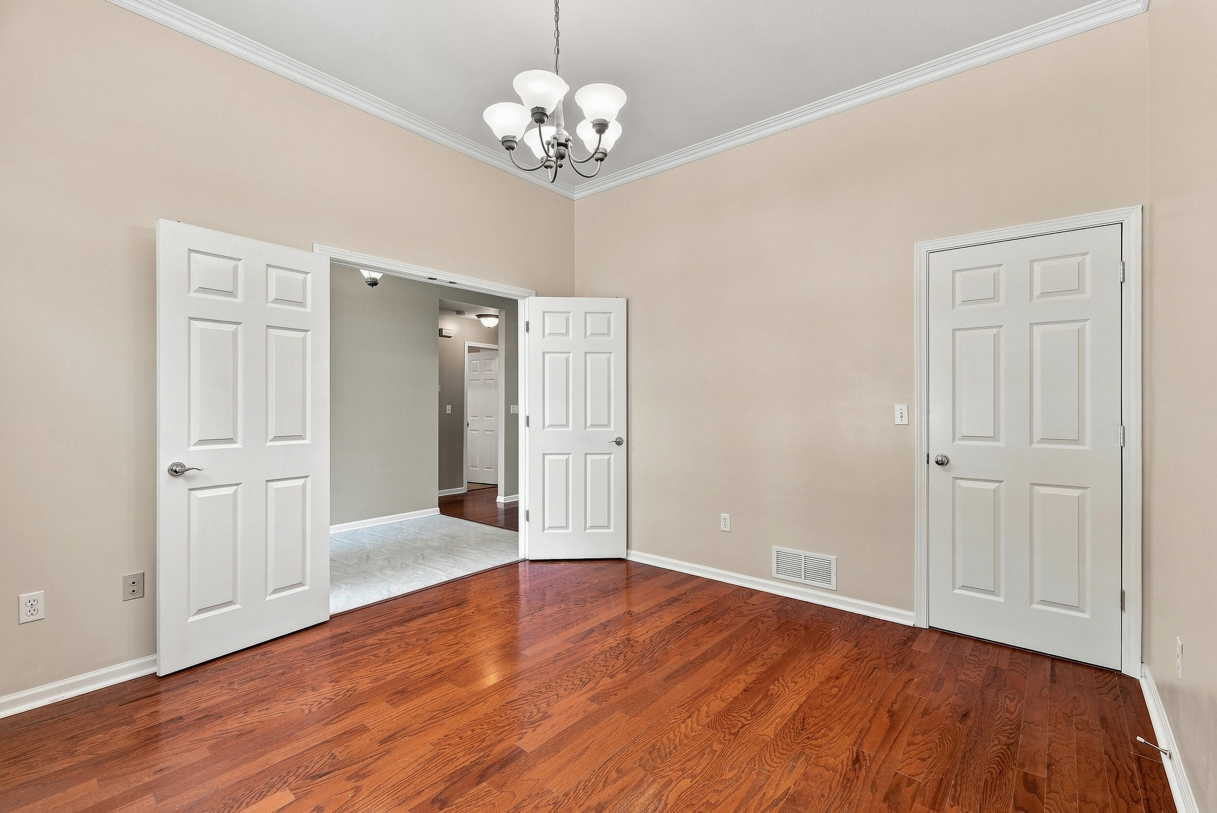 2500 Longview Dr Property Photo 7