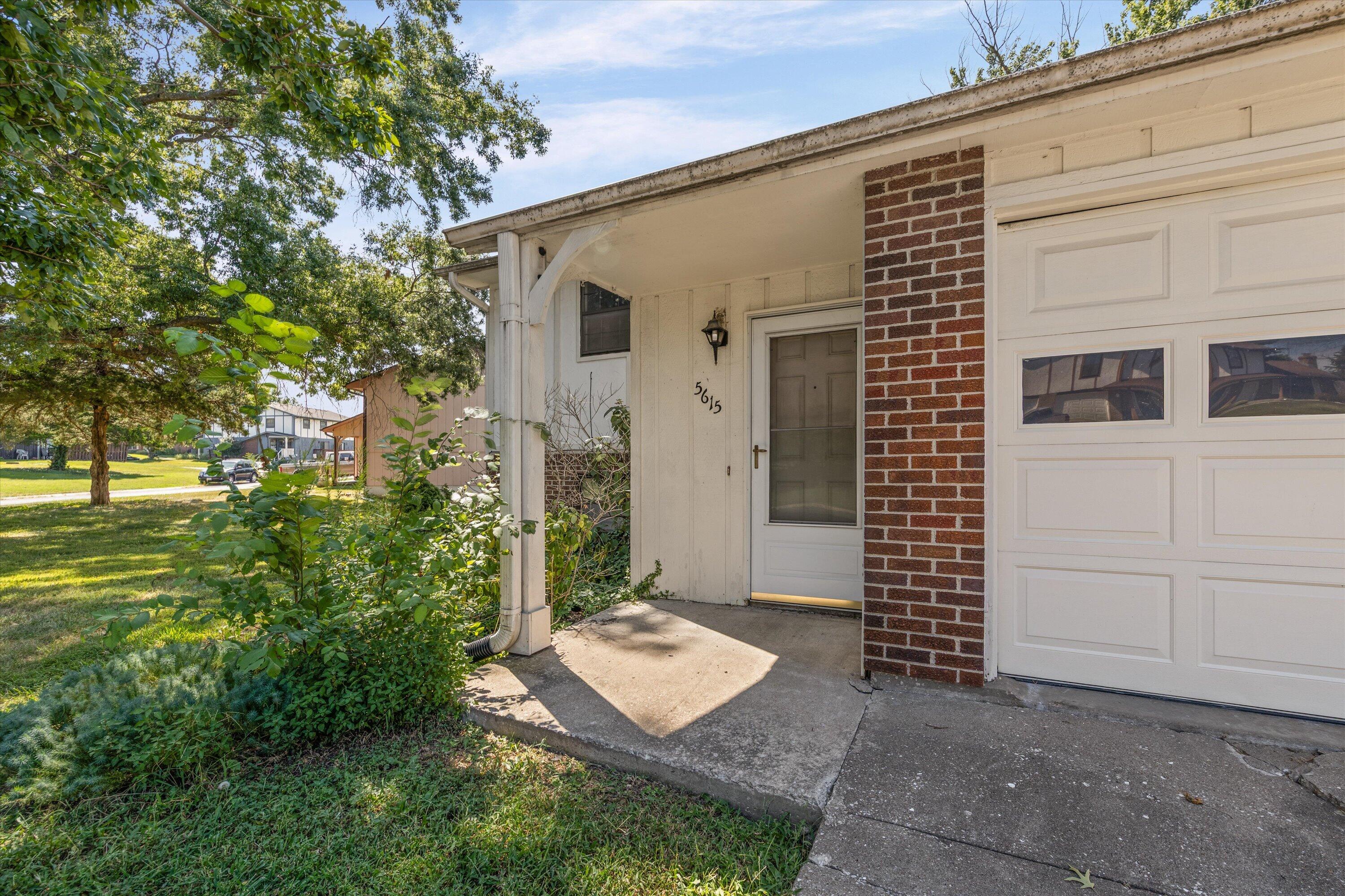 5615 E Pinehurst Ln Property Photo 1