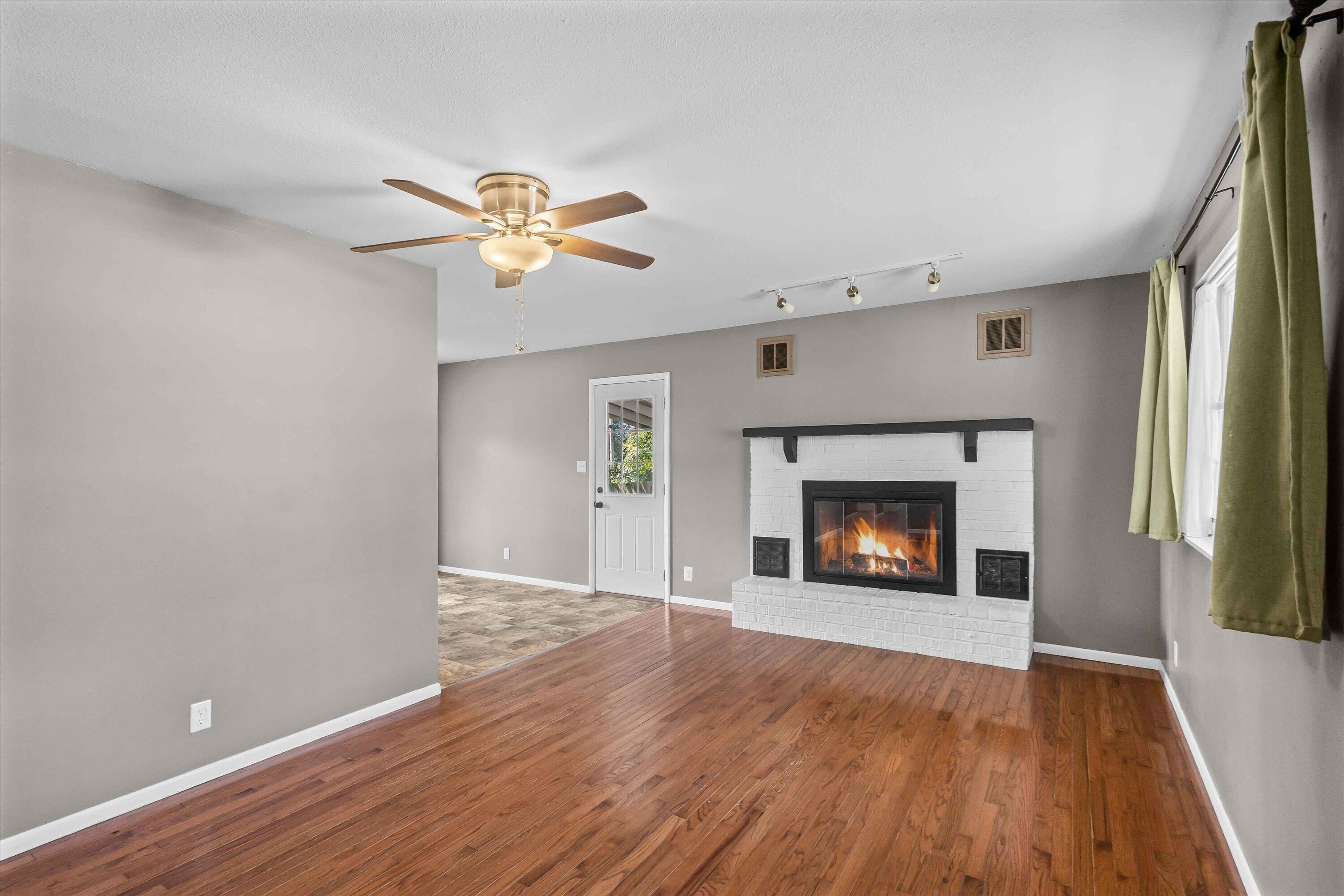 528 E Winter St Property Photo 3
