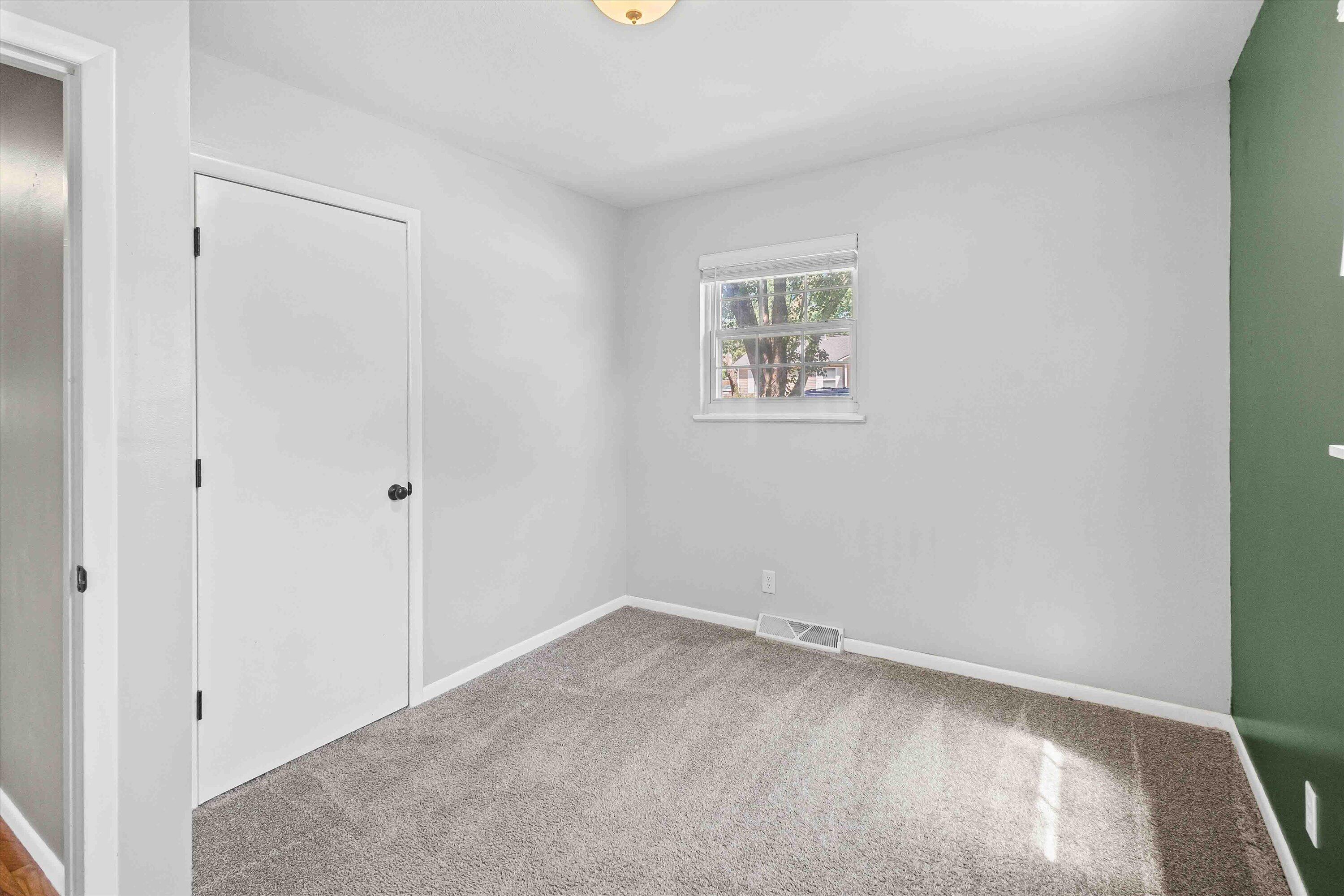 528 E Winter St Property Photo 15