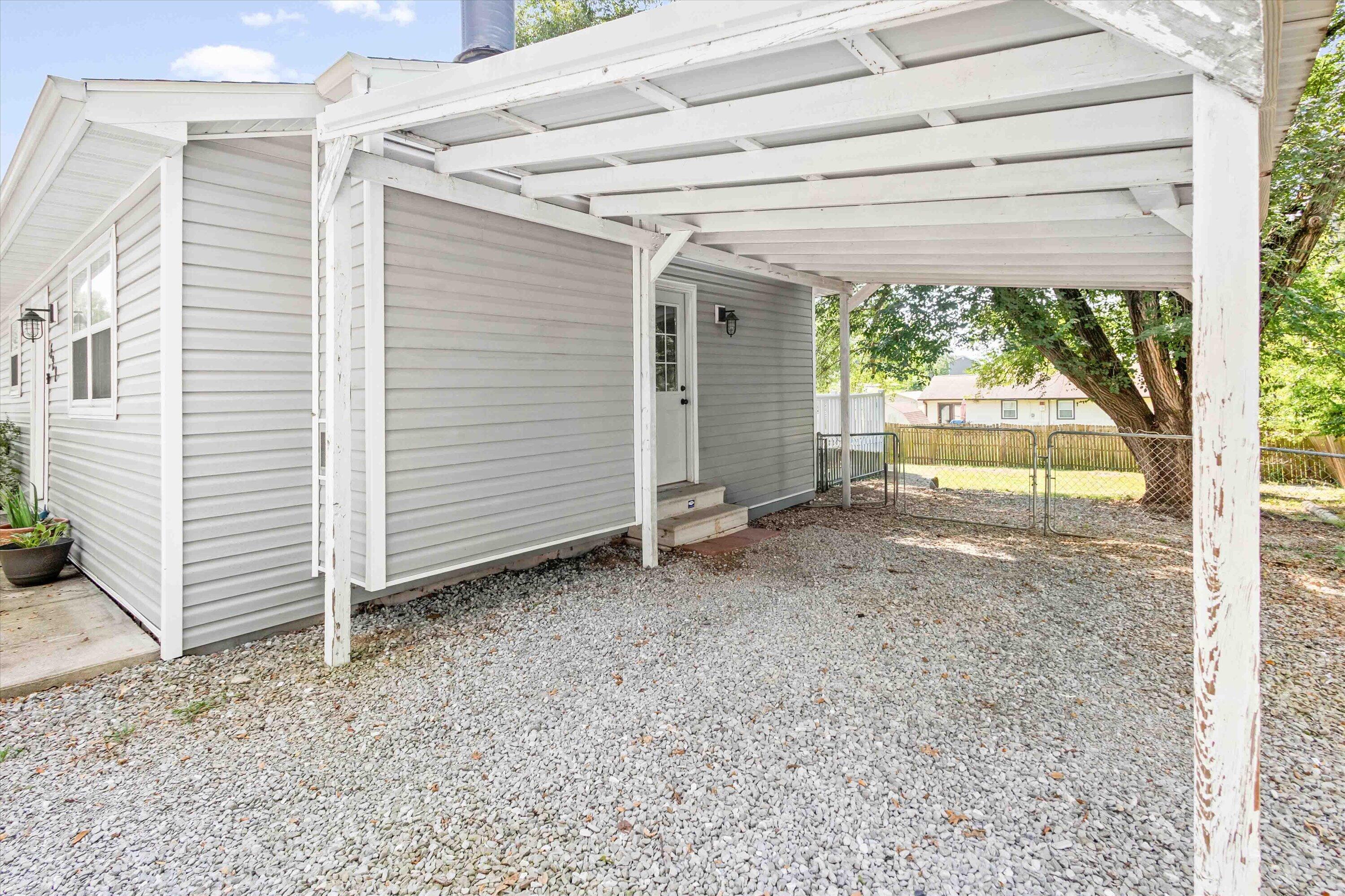528 E Winter St Property Photo 26