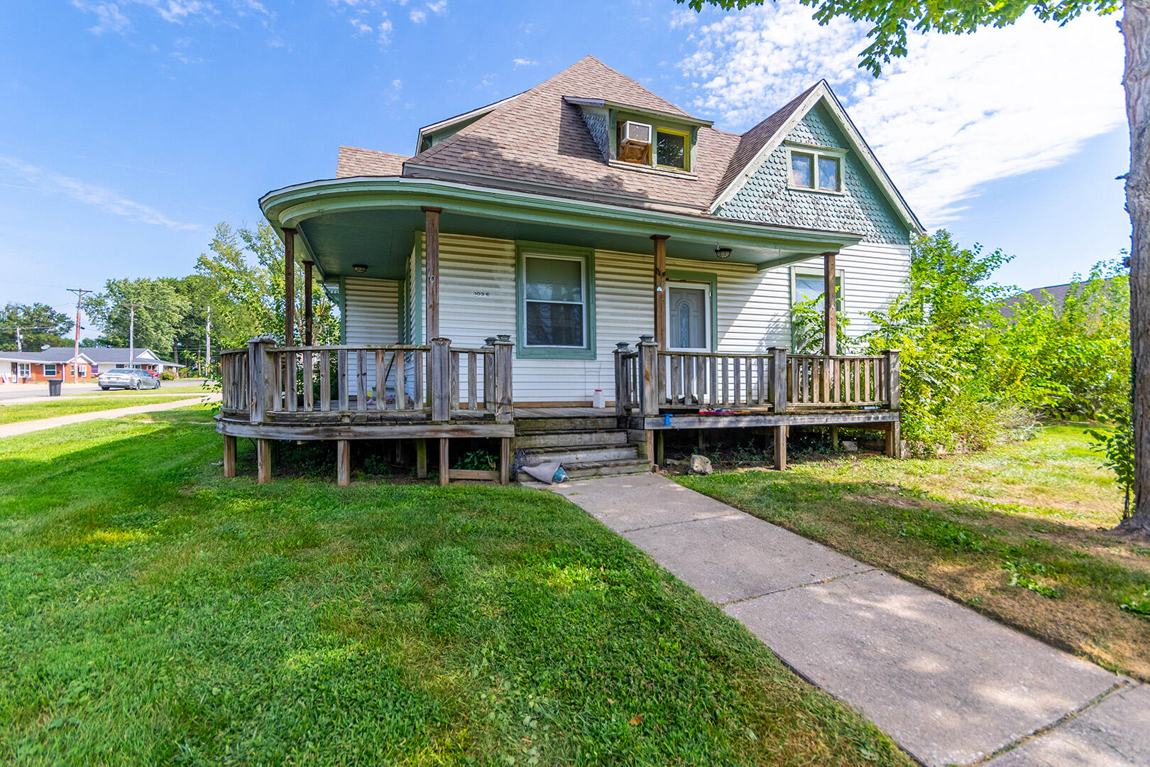 103 E Stone St Property Photo 1