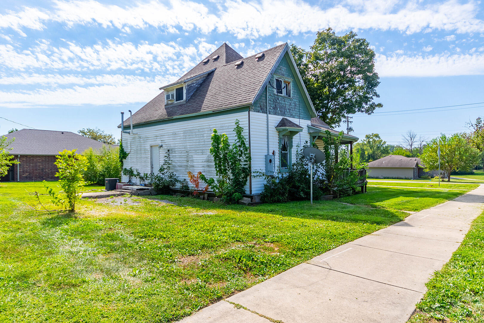 103 E Stone St Property Photo 4