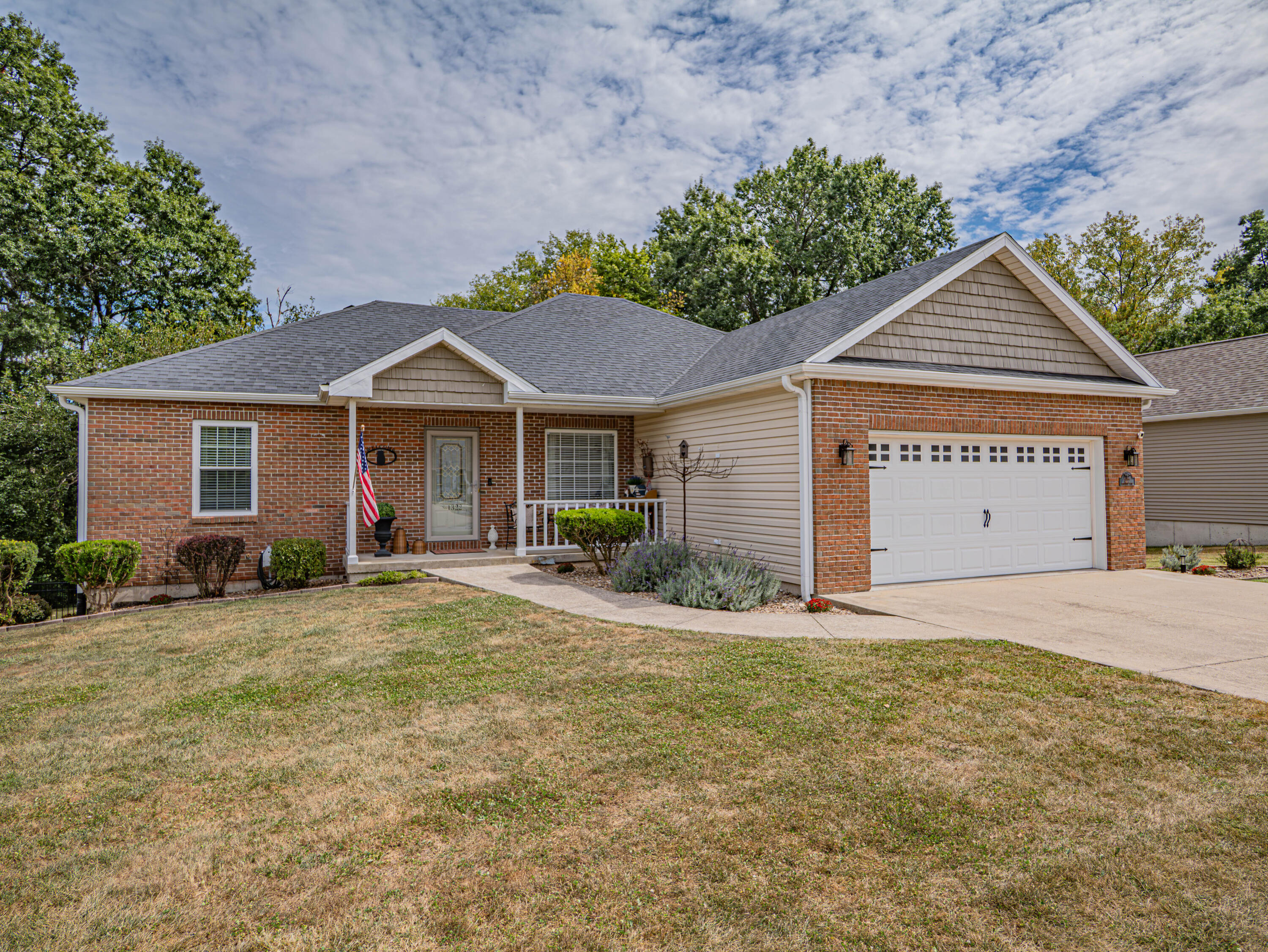 1322 Woodridge Ln Property Photo 1