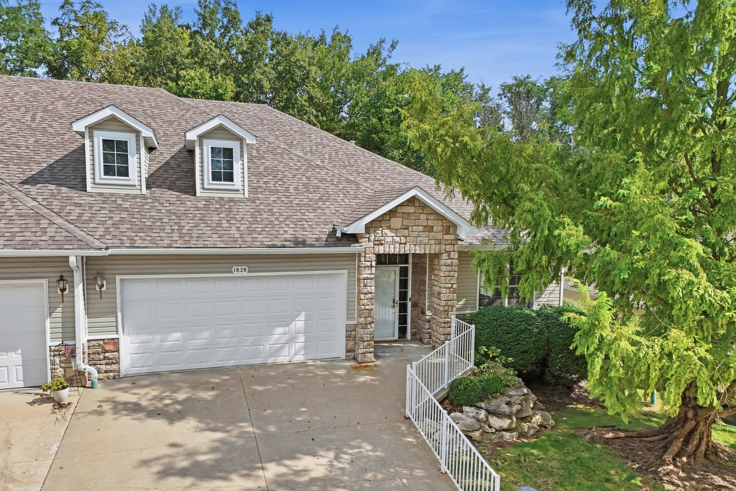 1828 Scarborough Dr Property Photo 1