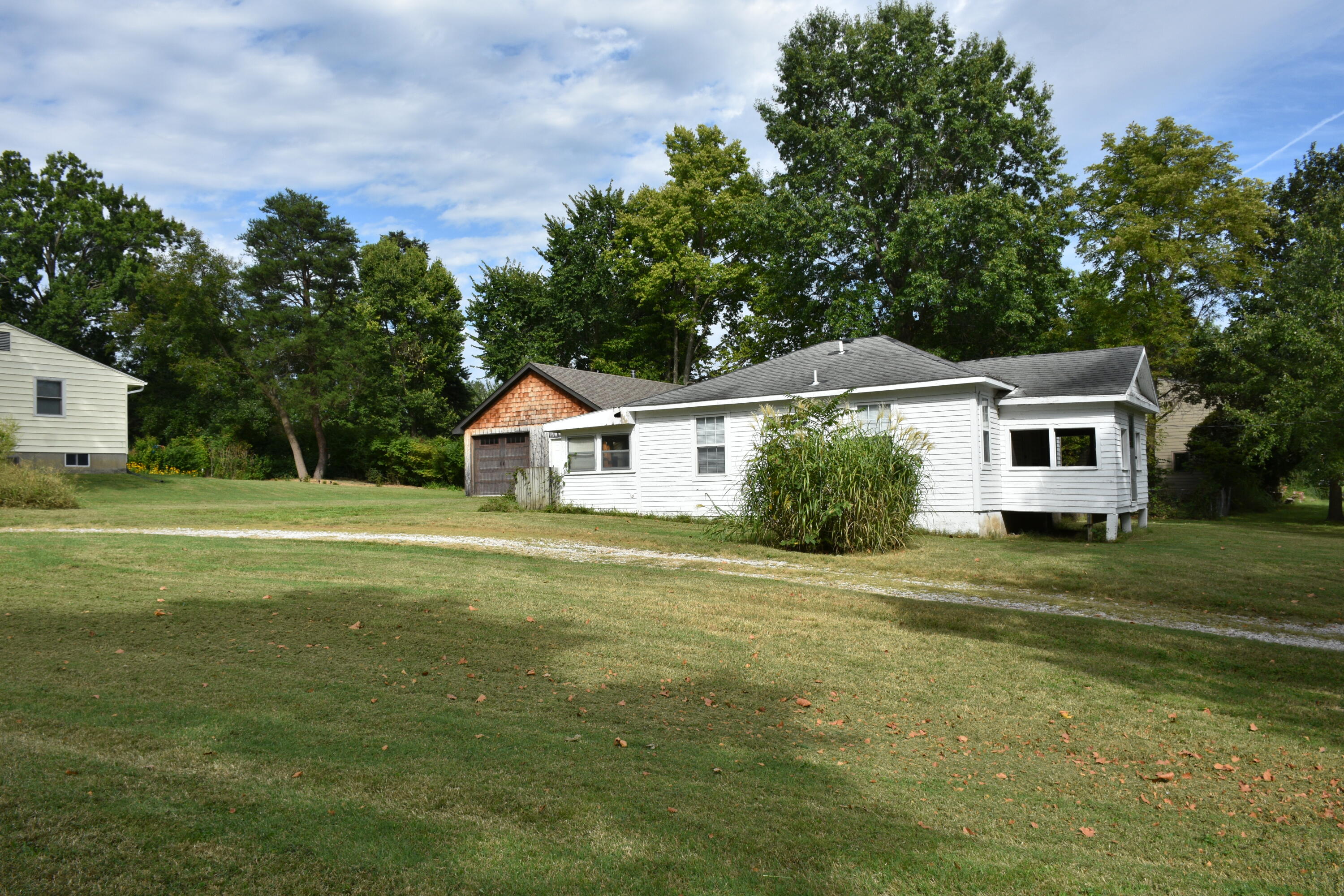 2103 E Walnut St Property Photo 3
