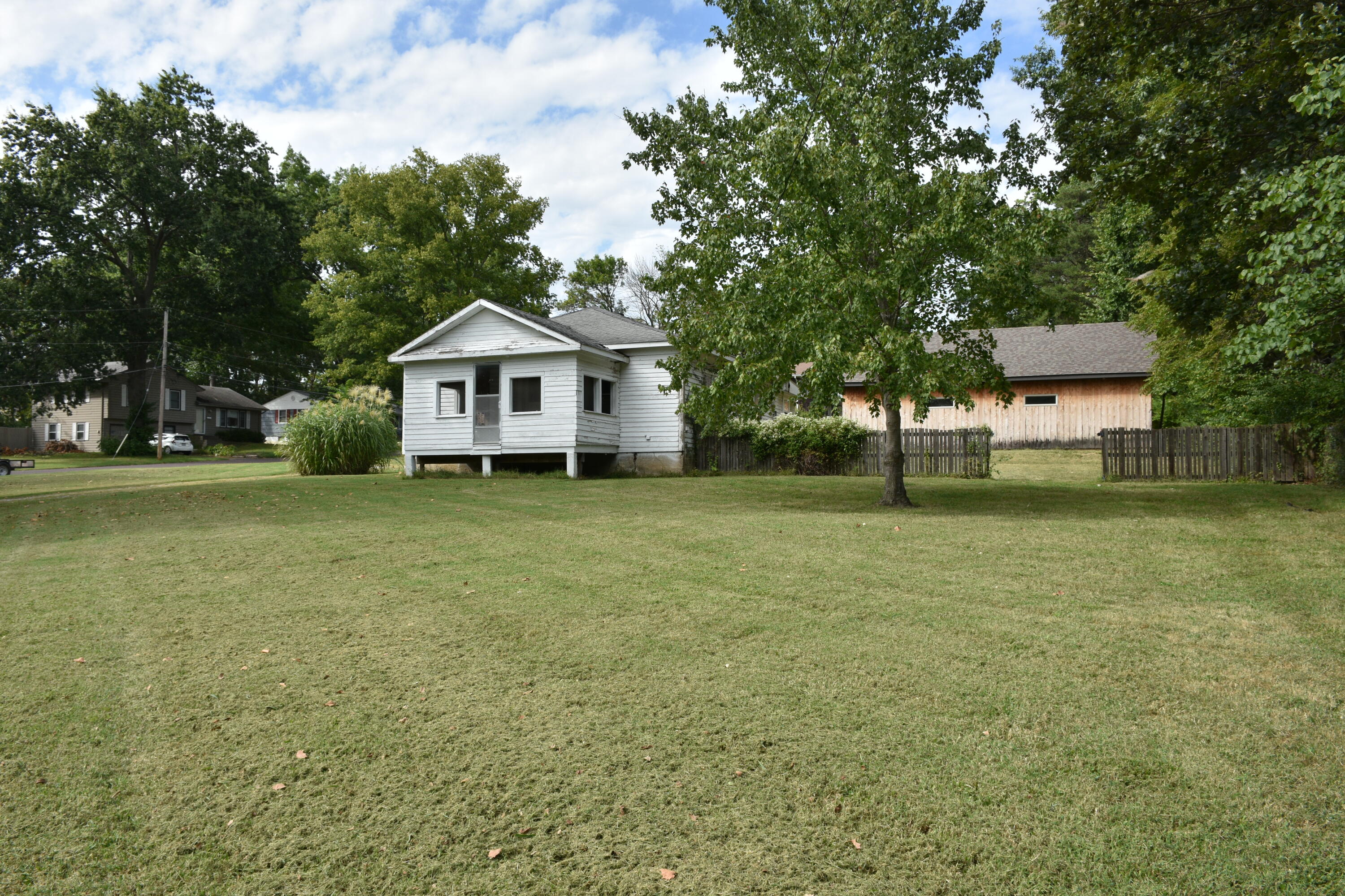 2103 E Walnut St Property Photo 4
