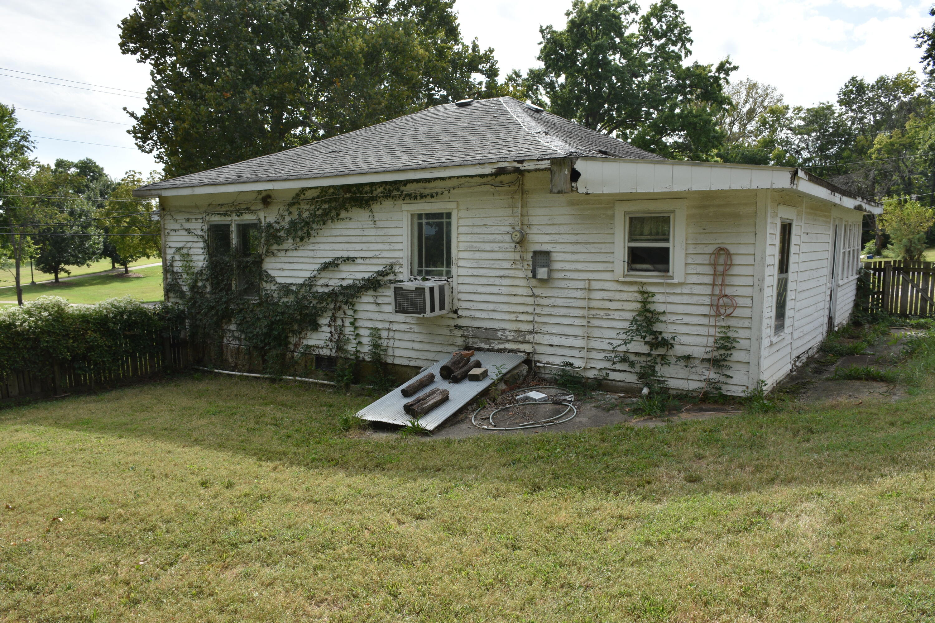 2103 E Walnut St Property Photo 5