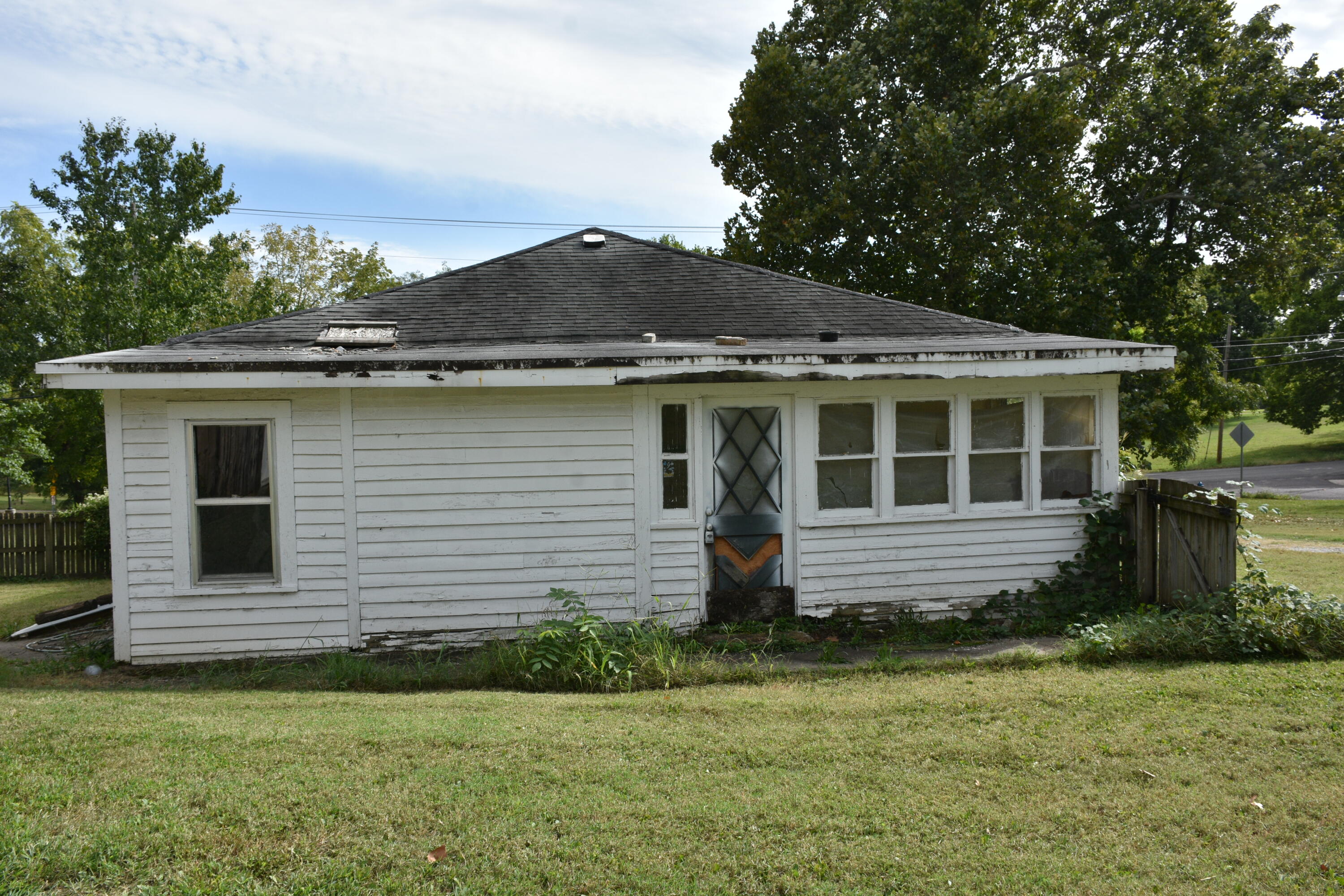 2103 E Walnut St Property Photo 6