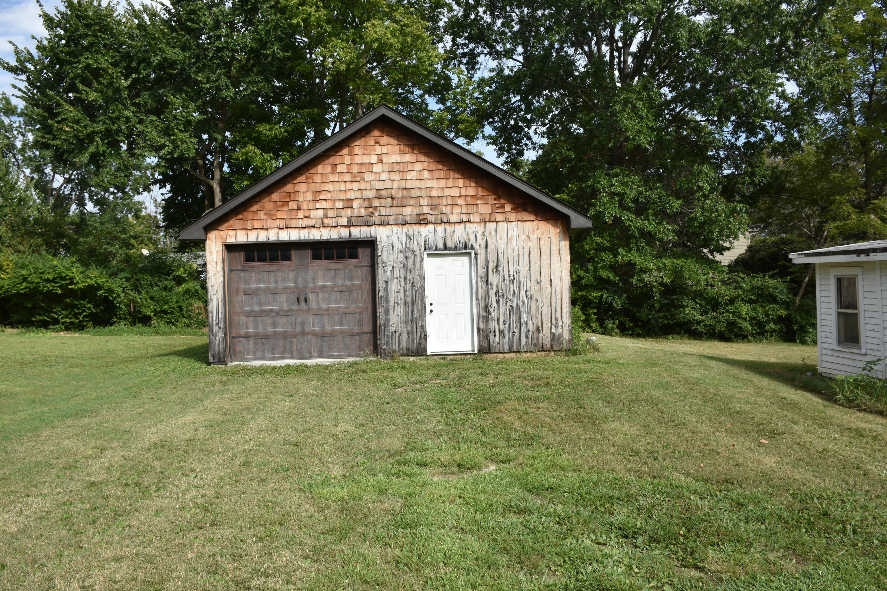 2103 E Walnut St Property Photo 8