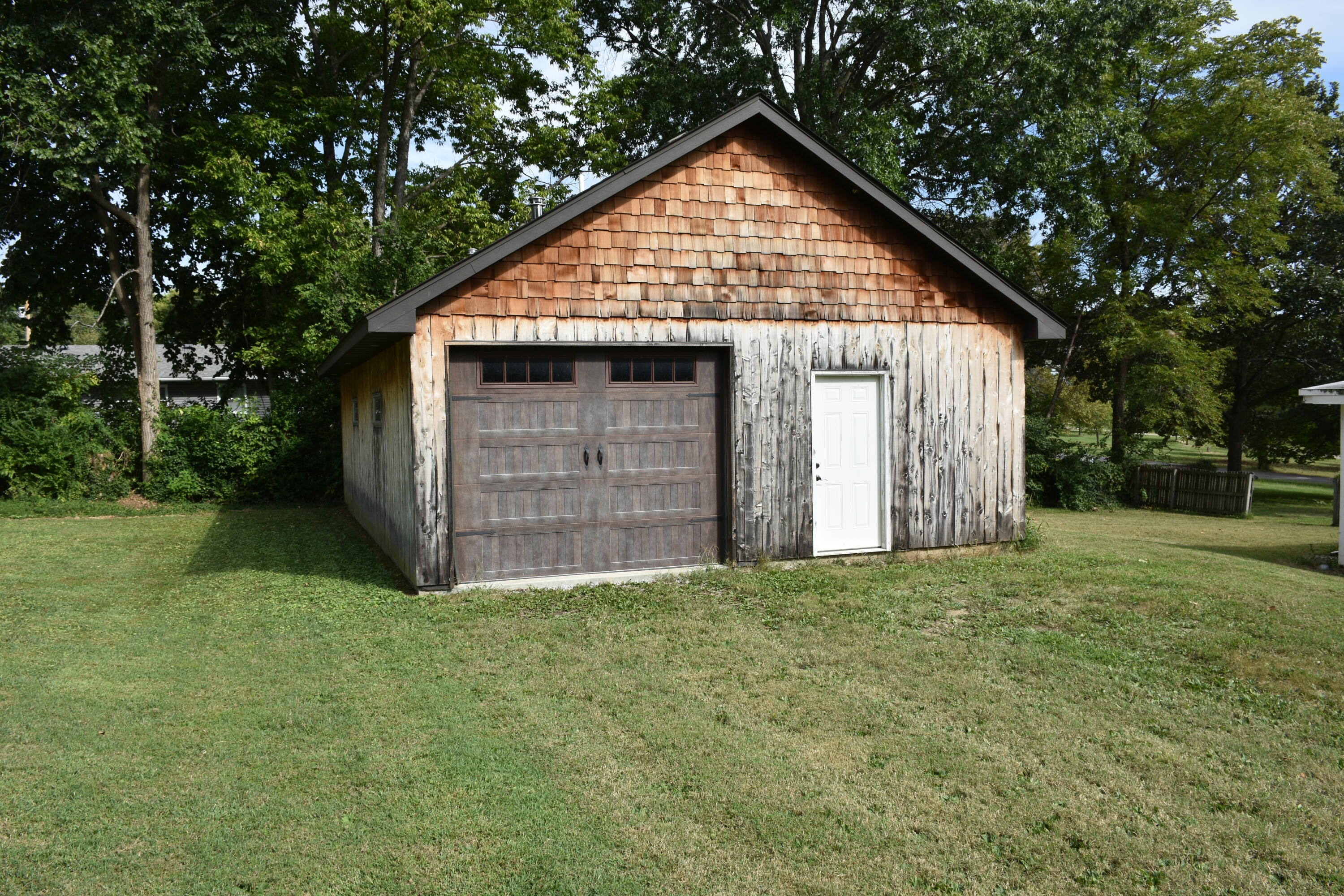2103 E Walnut St Property Photo 9