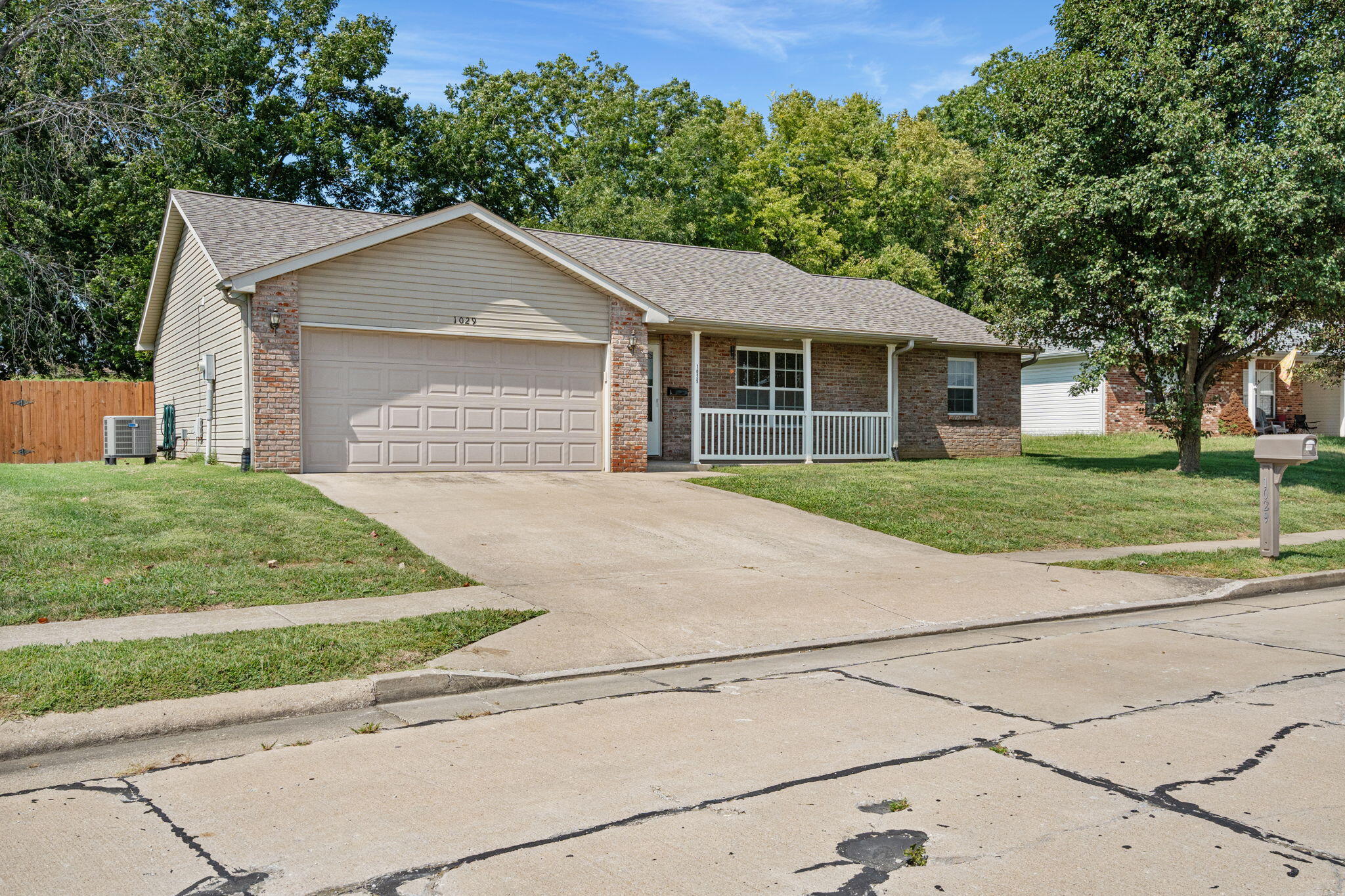 1029 CHOUTEAU LN