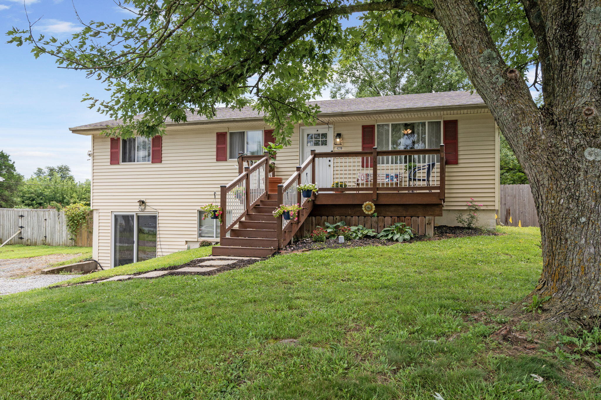 4270 E Hillcrest Dr Property Photo 3