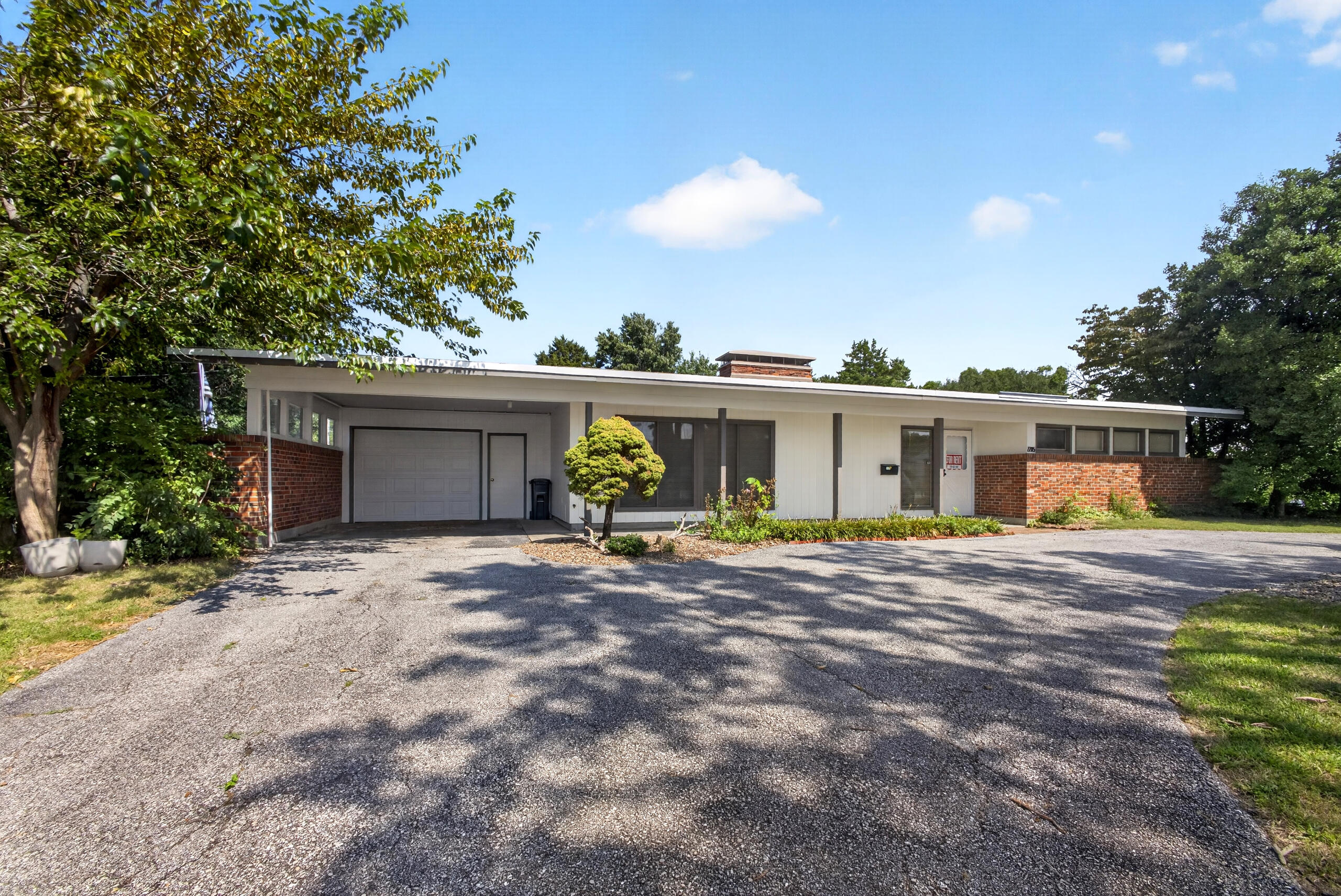 2205 Country Club Dr Property Photo 1