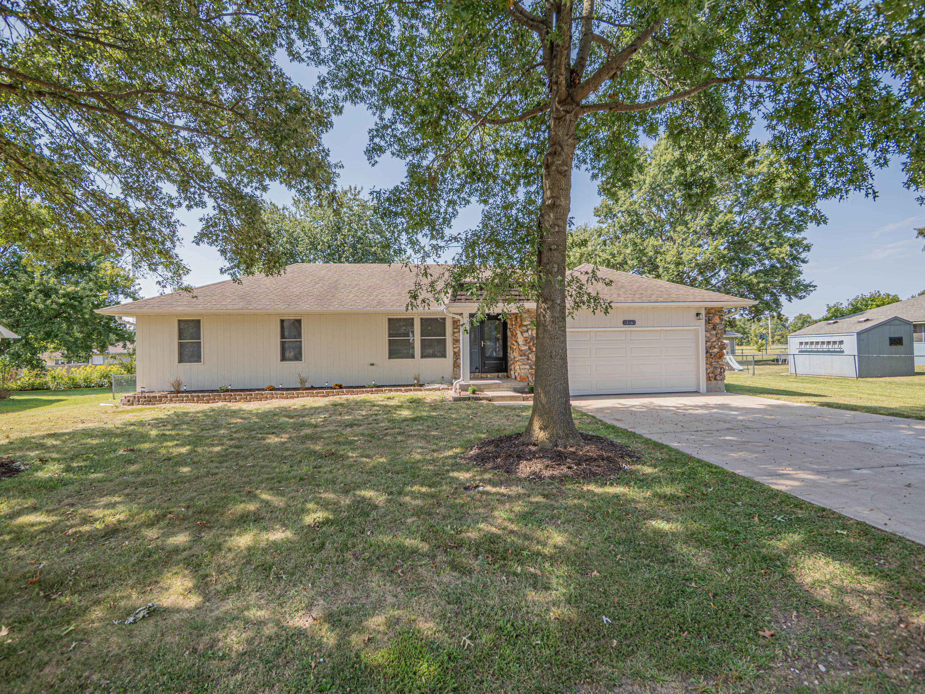 13165 N Branch St Property Photo 1