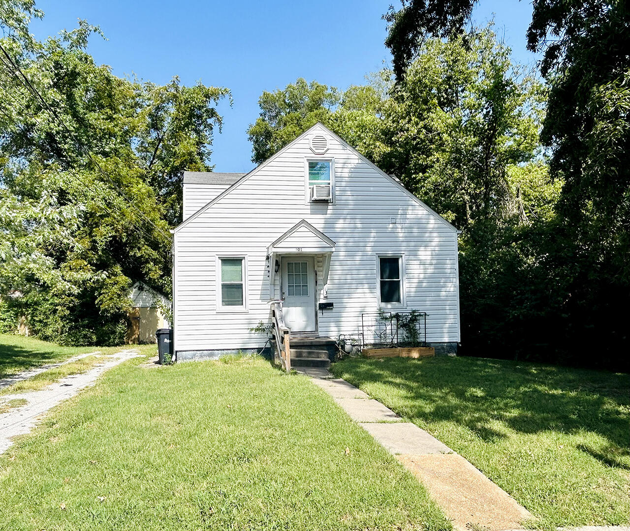 113 Benton St Property Photo 1