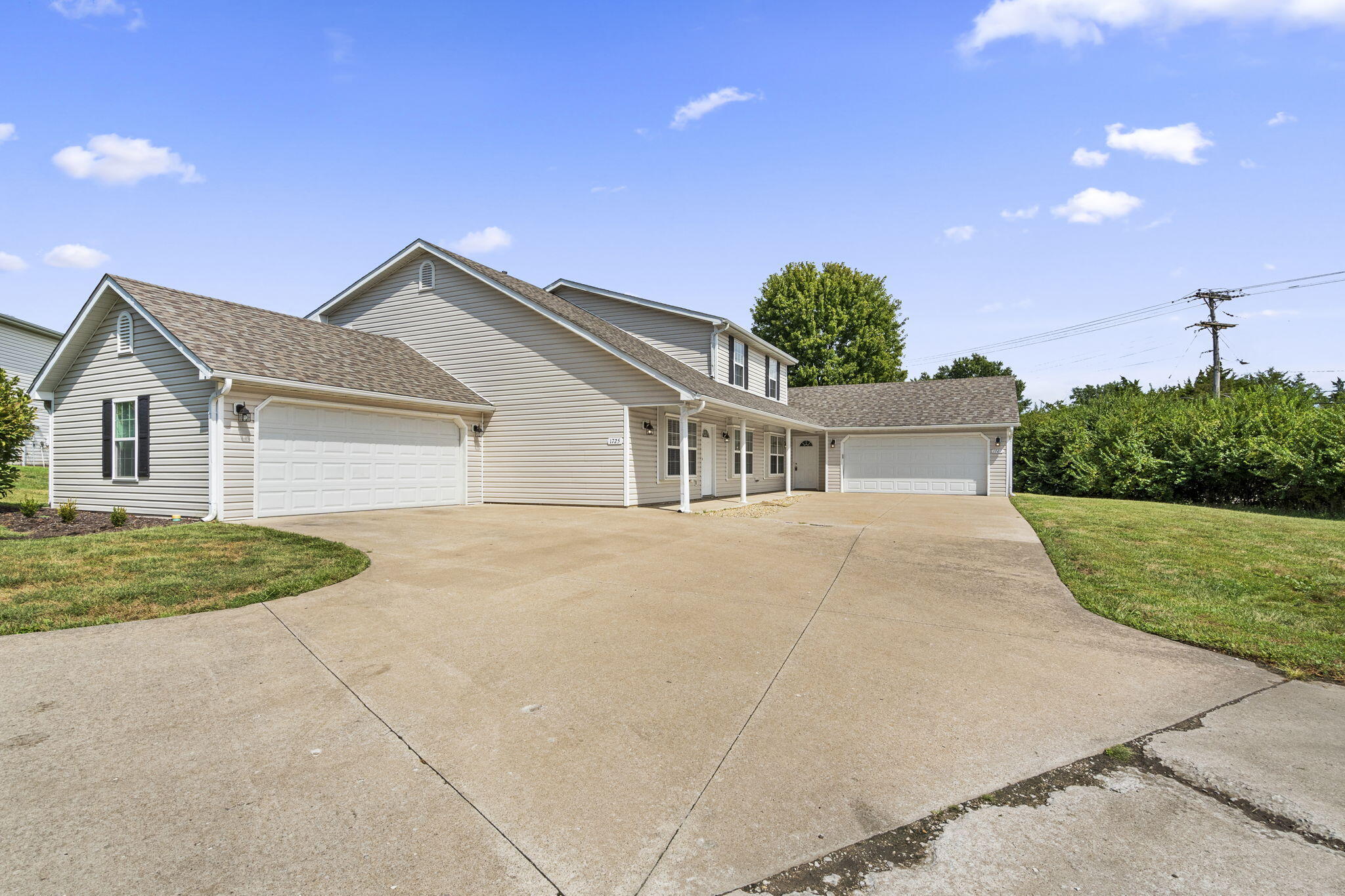 1725 LOUISE CIR Property Photo 1