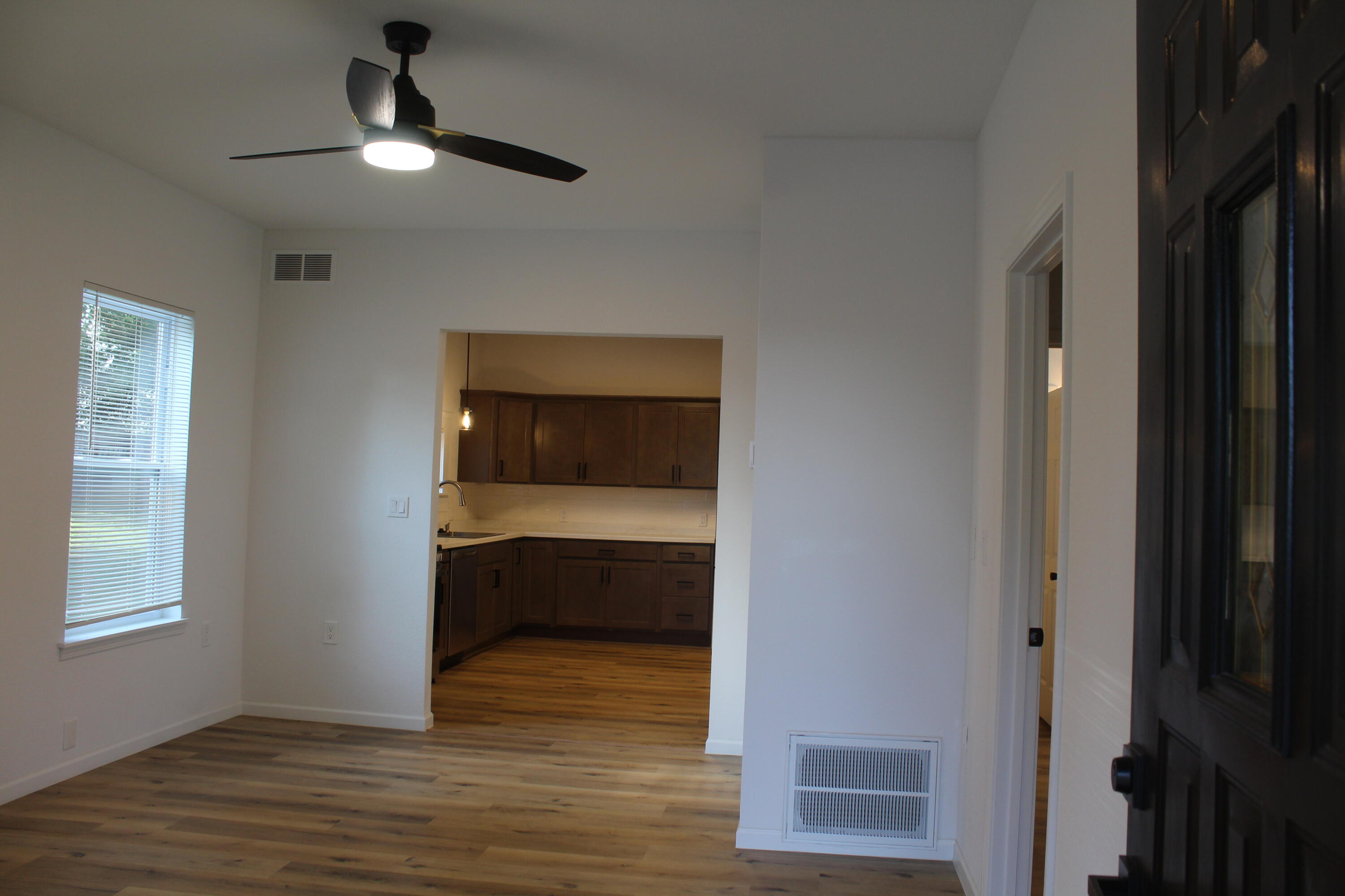 517 E Park St Property Photo 3