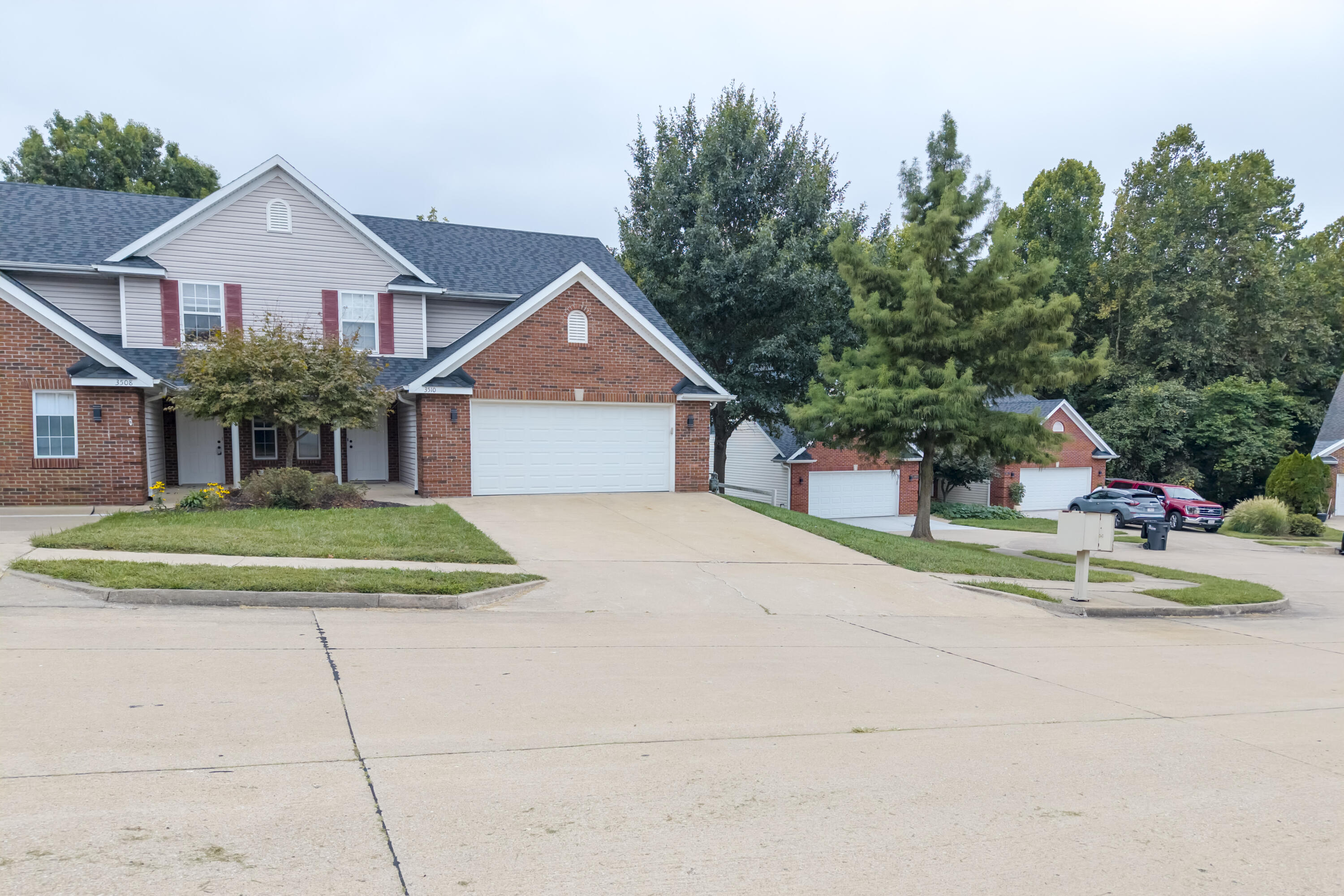 3510 Berkshire Ct Property Photo 3