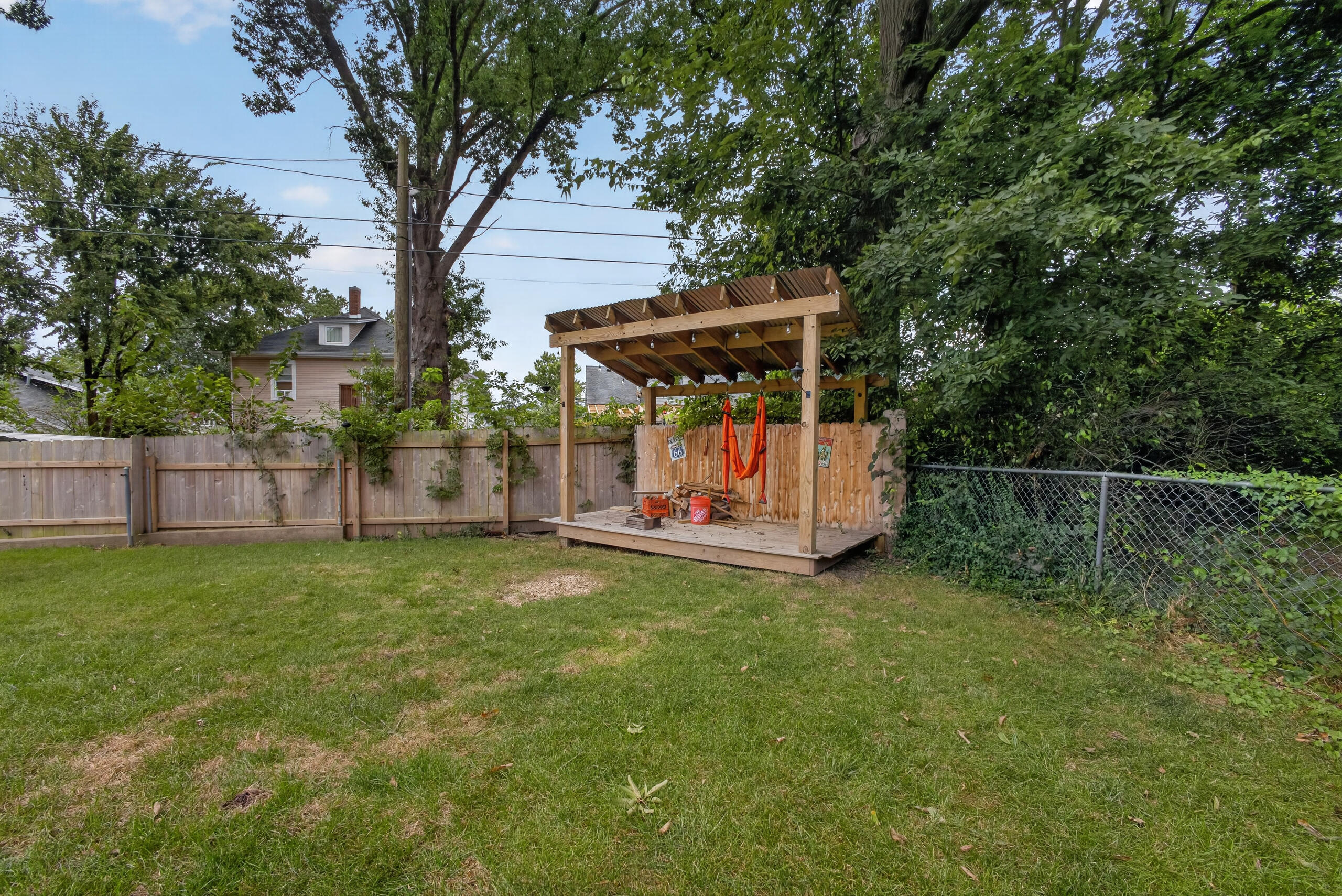 215 W 6th St Property Photo 29