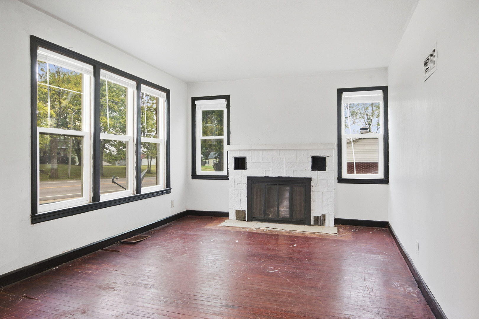 1127 E Main St Property Photo 5