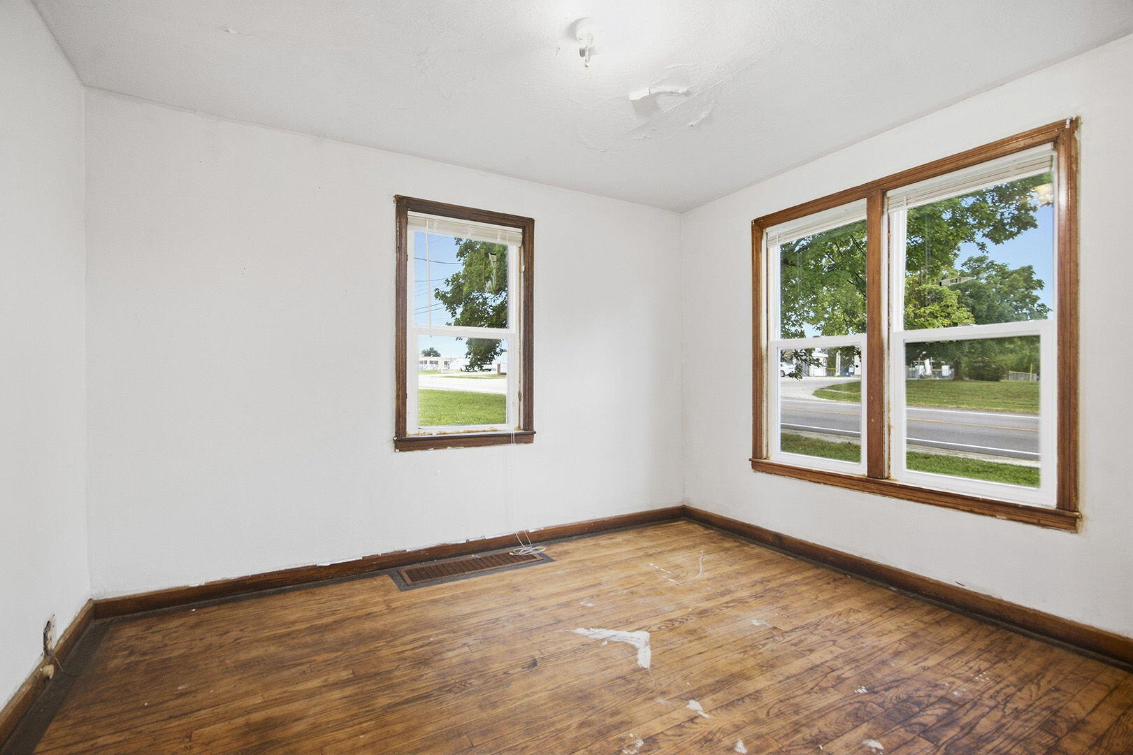 1127 E Main St Property Photo 8