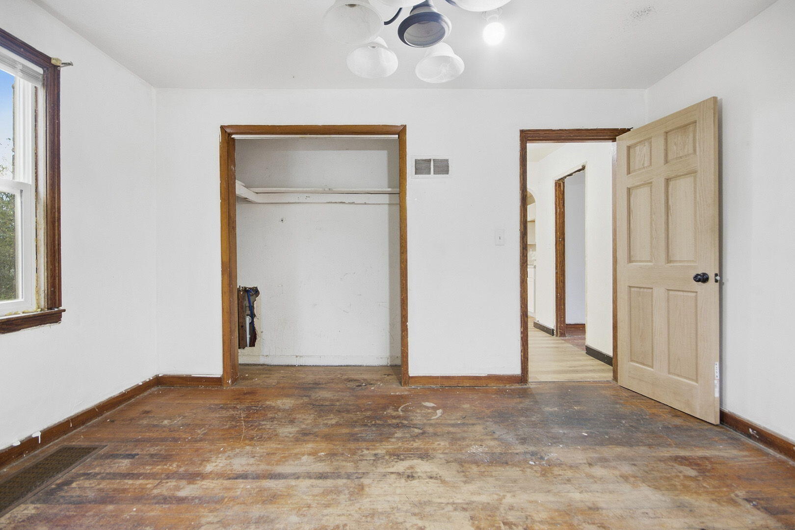 1127 E Main St Property Photo 11