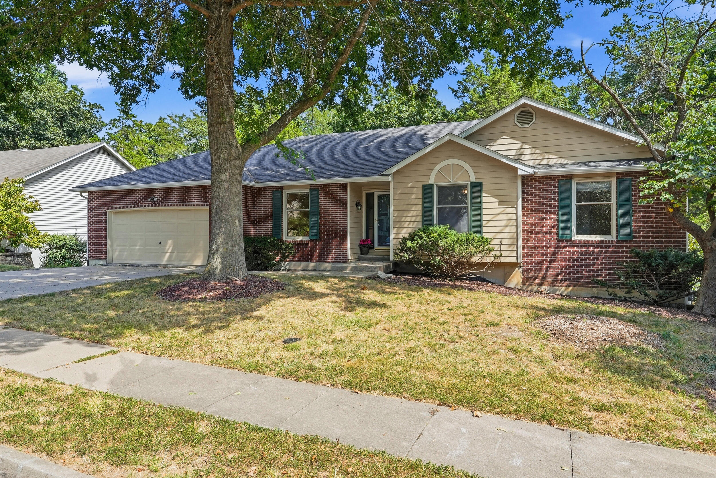 2412 HILLSHIRE DR