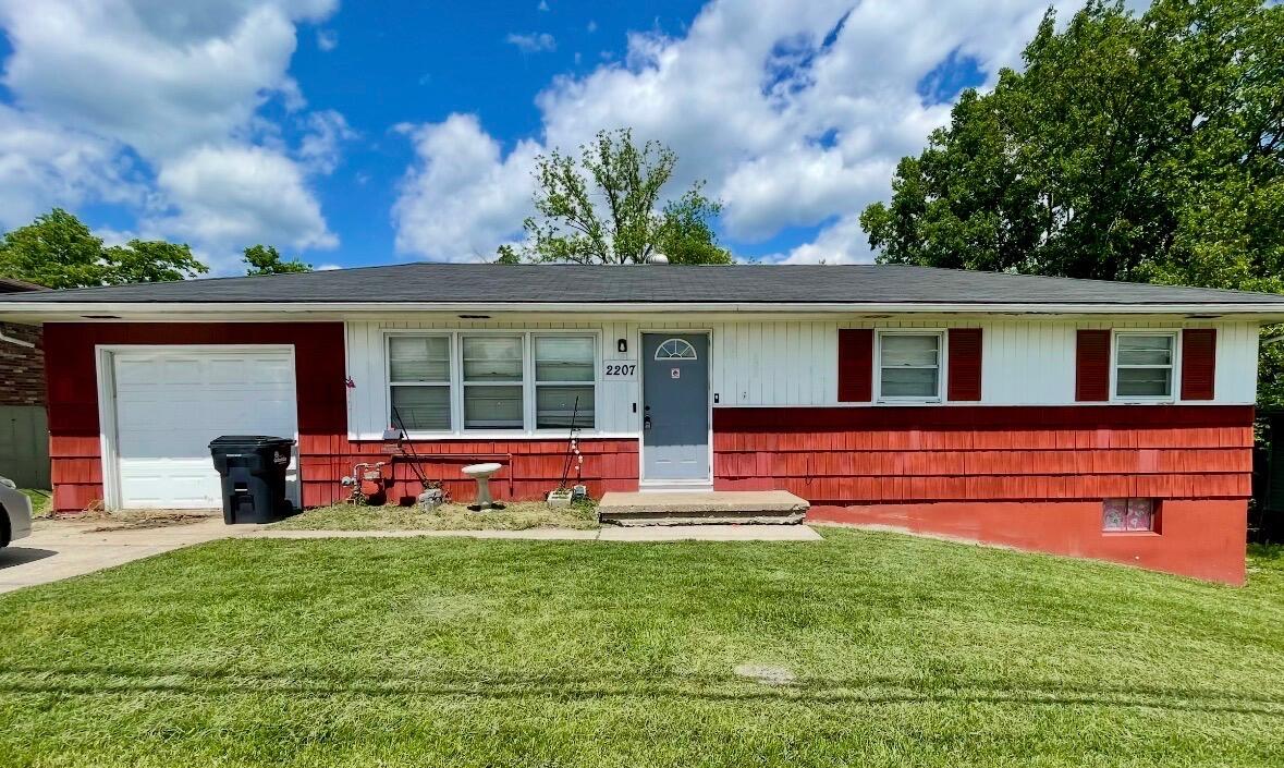 2207 Clark Ln Property Photo 1