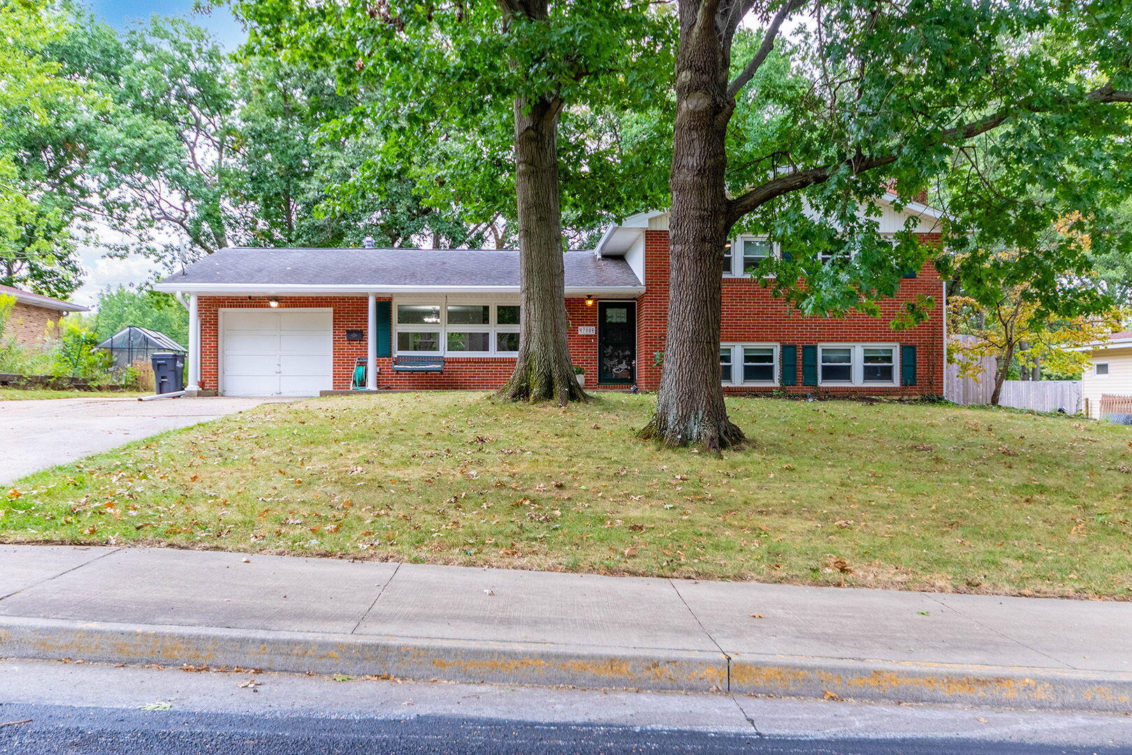 700 MANOR DR Property Photo 1
