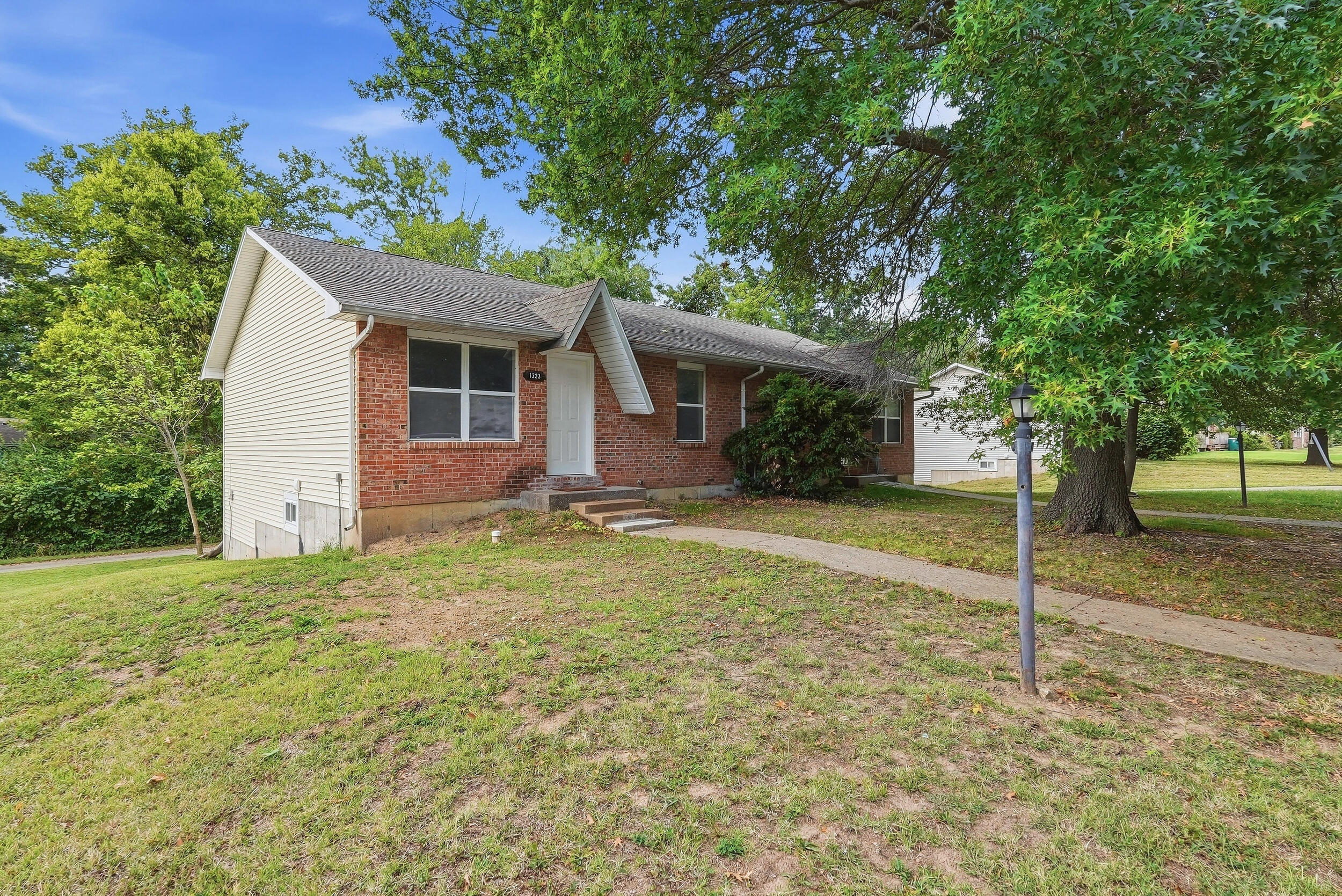1221-1223 S Roseta Ave Property Photo 1
