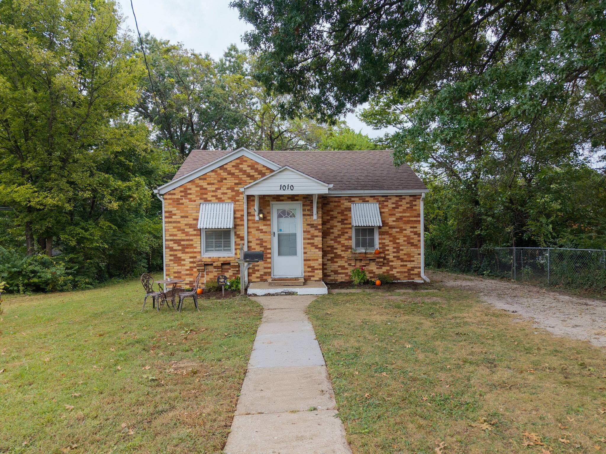 1010 Charles St Property Photo 1