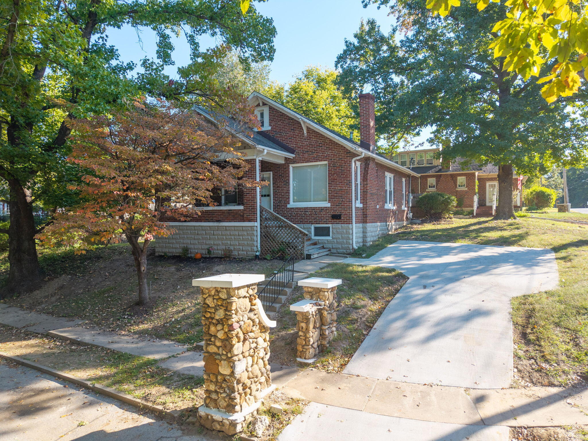 2 Riverside Dr Property Photo 4