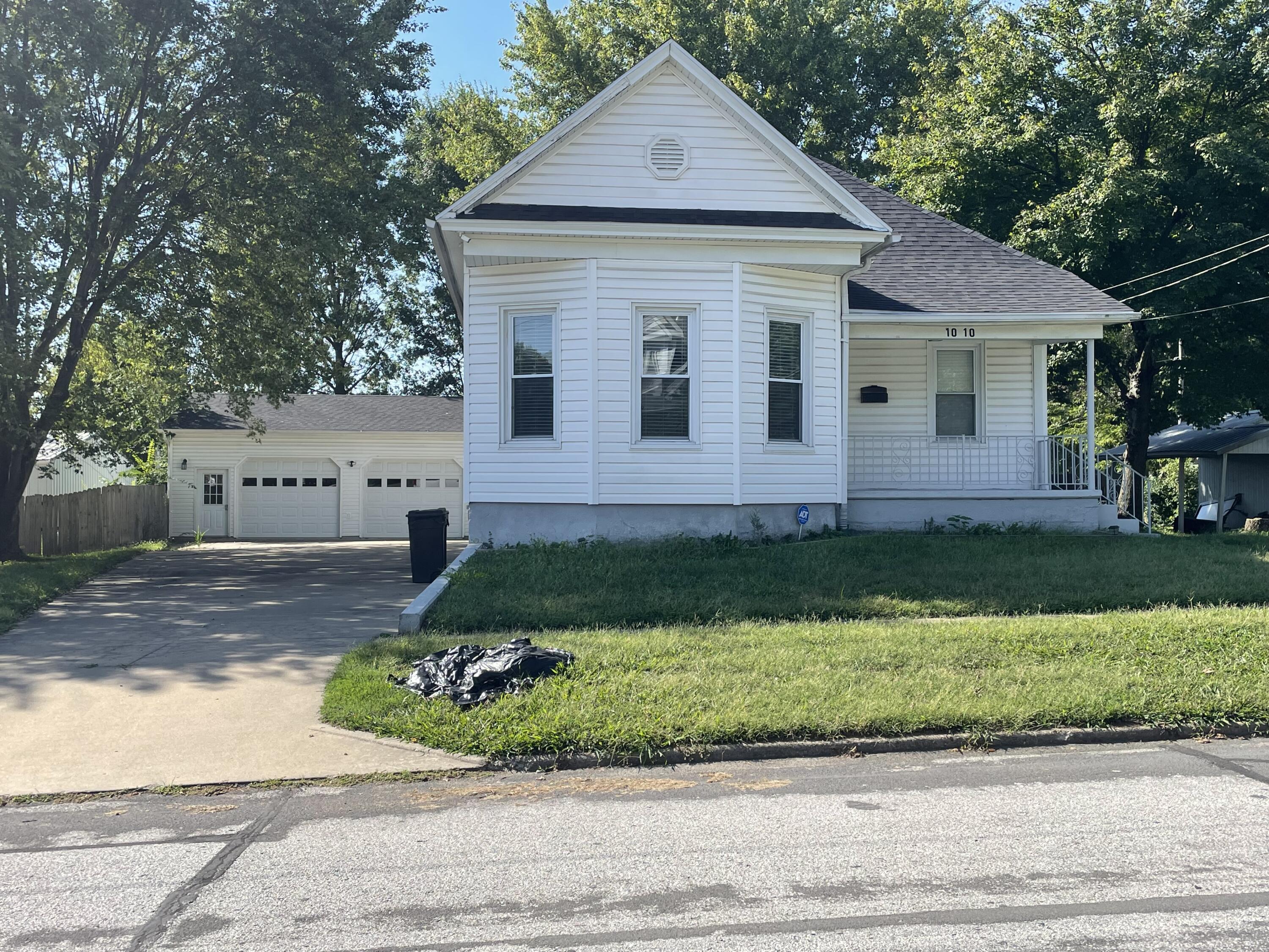 1010 E Jackson St Property Photo 1