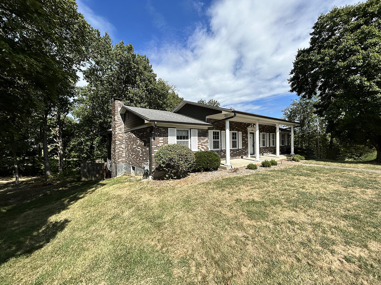 1502 N Mapleview Dr Property Photo 2