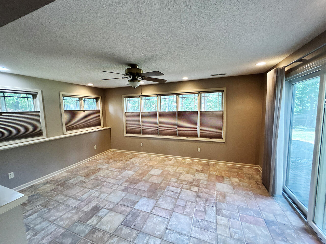 1502 N Mapleview Dr Property Photo 27