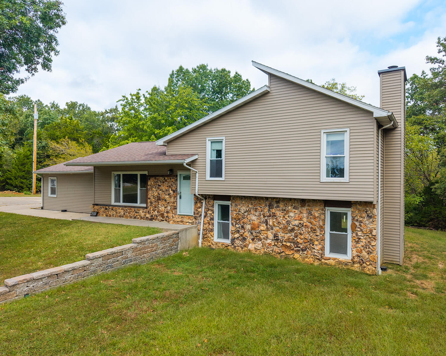 205 W Akeman Bridge Rd Property Photo 1
