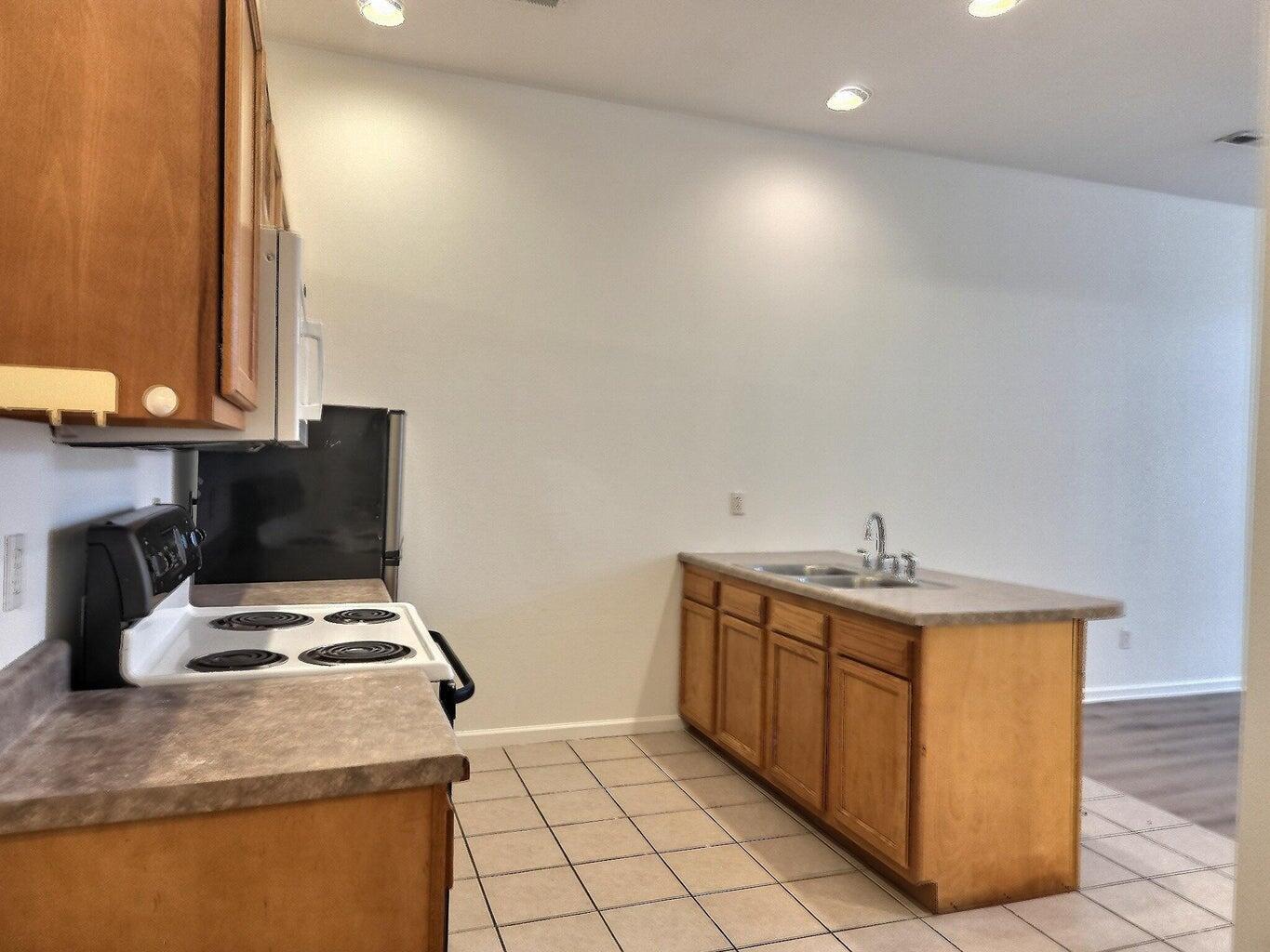 419 E Spring St B Property Photo 4