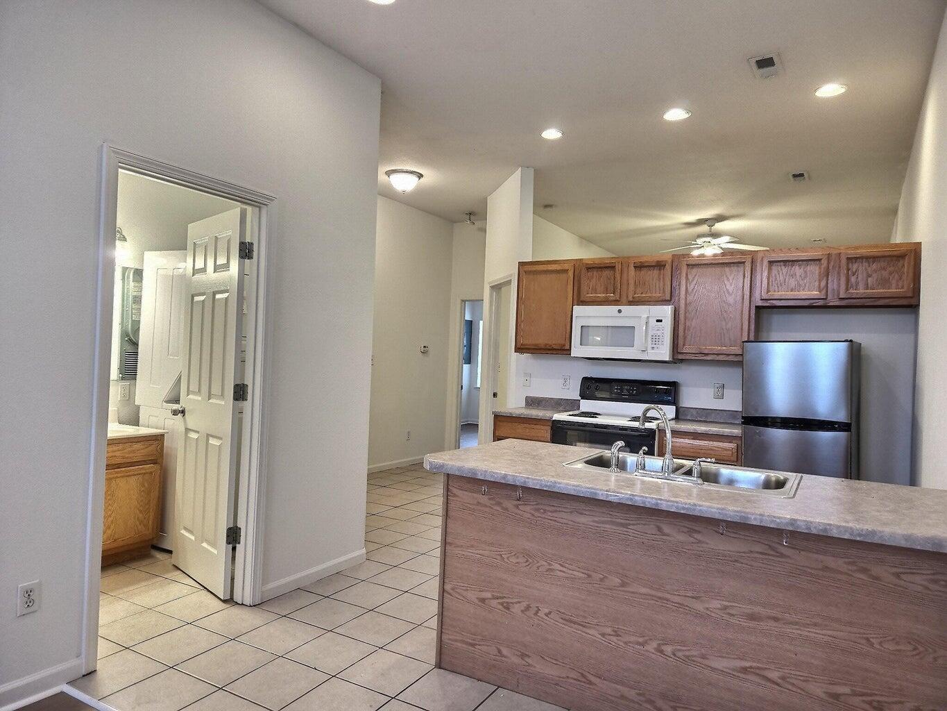 419 E Spring St B Property Photo 5