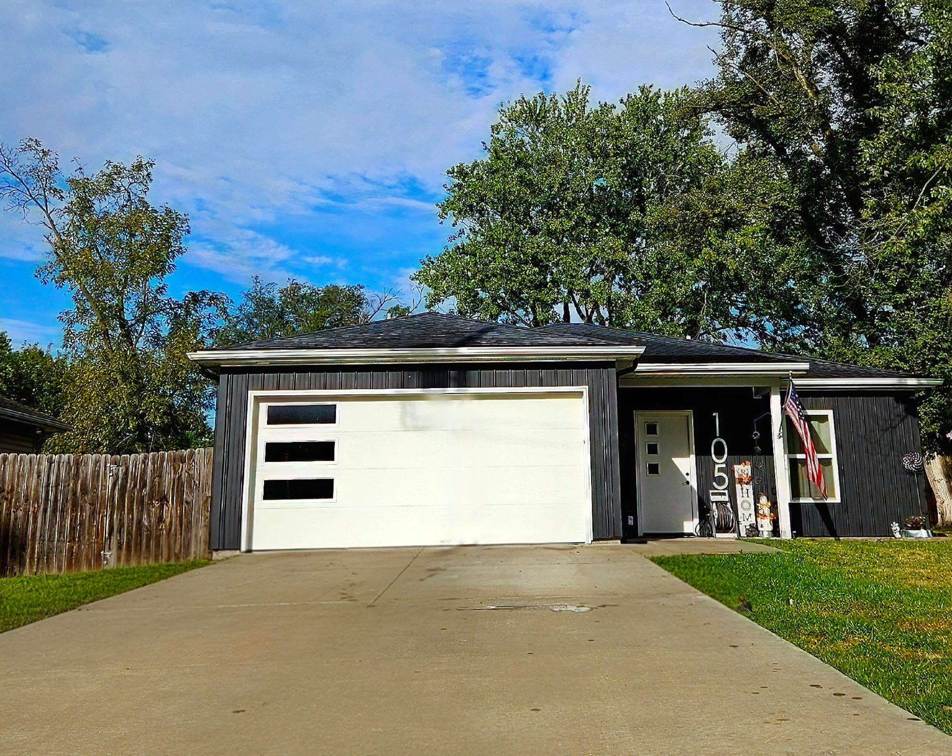 105 S Maple St Property Photo 3