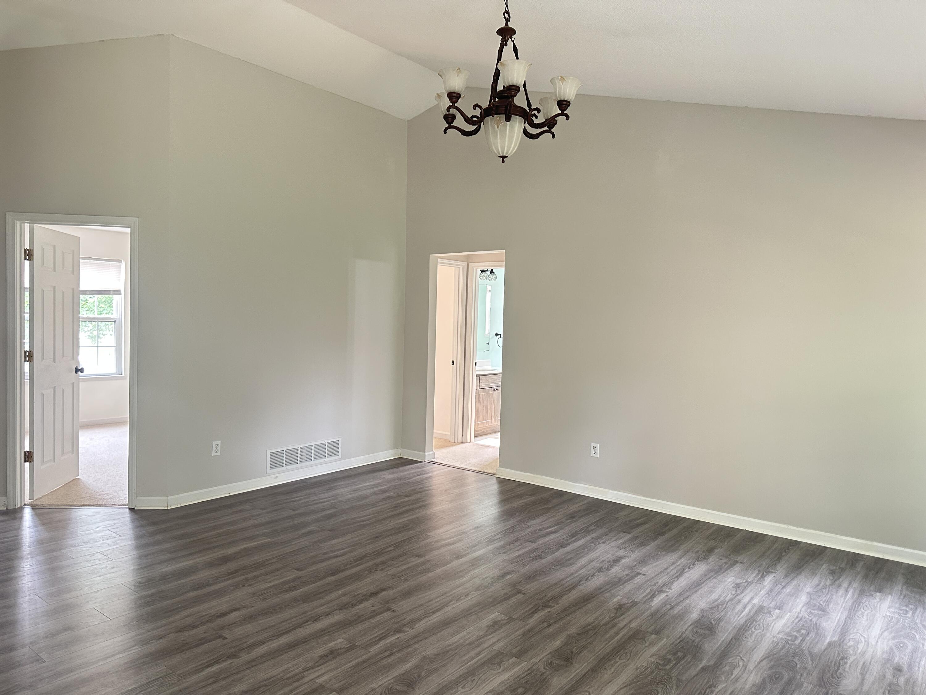 33 E Southbrook Ct Property Photo 3