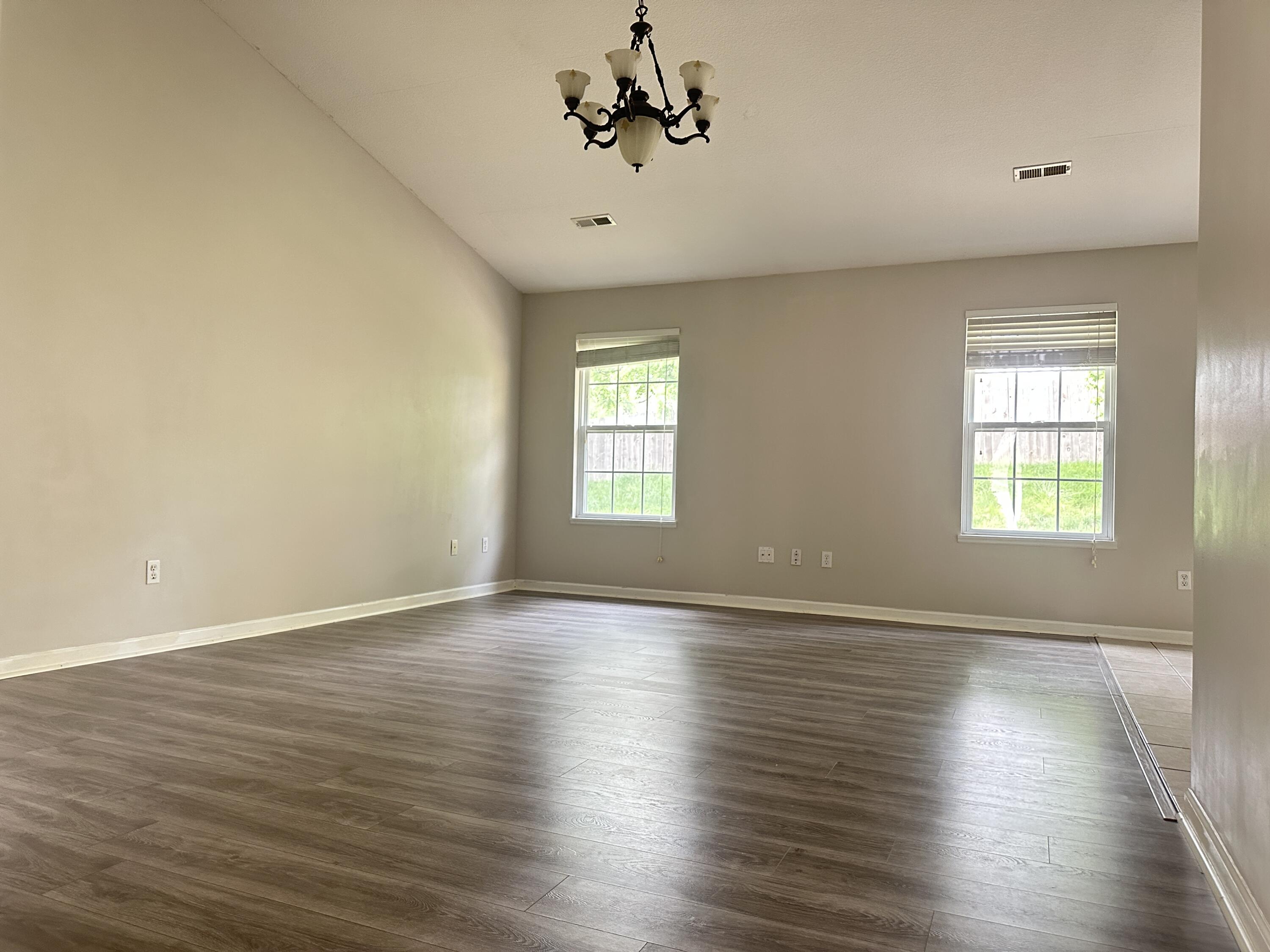 33 E Southbrook Ct Property Photo 4