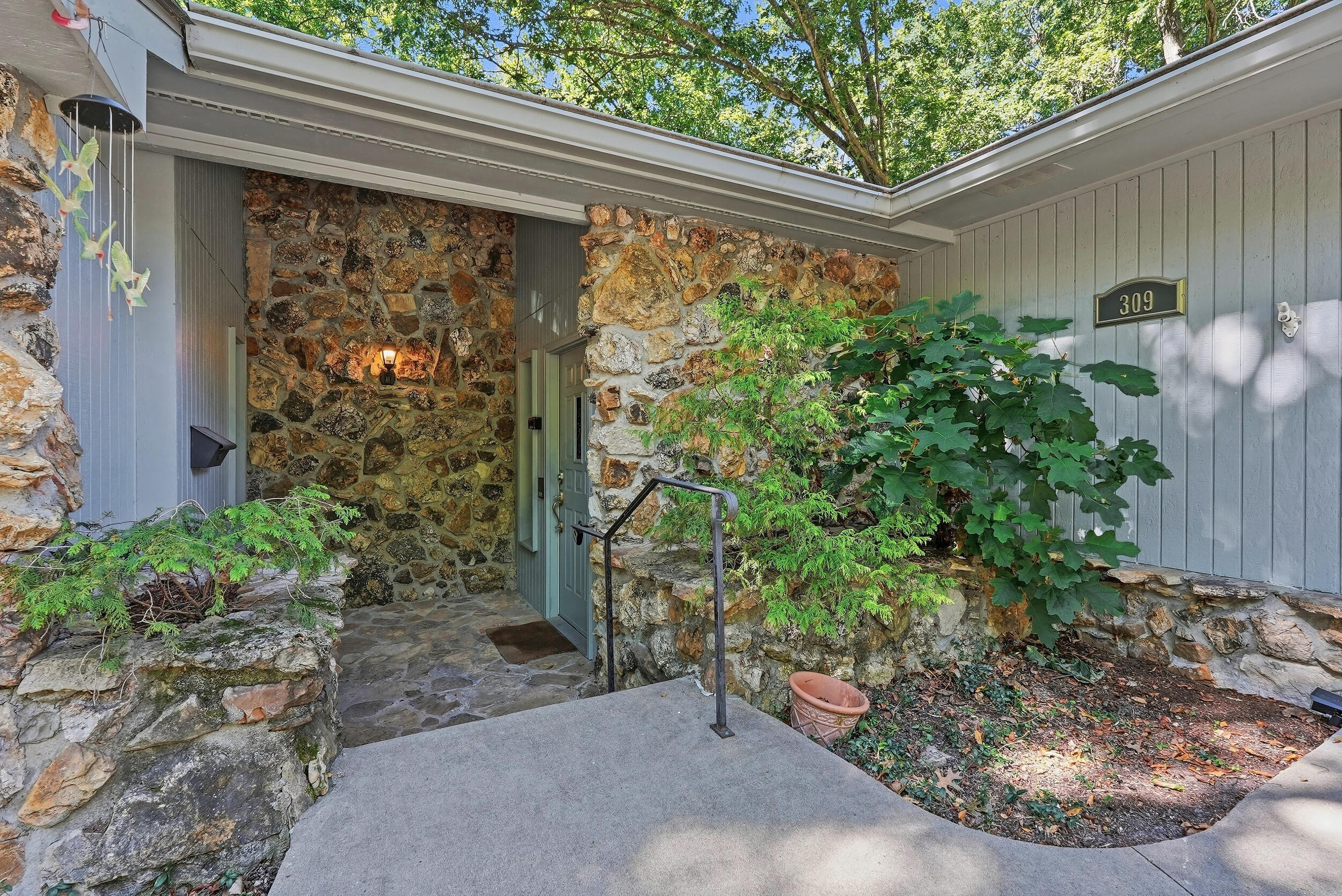 309 W Burnam Rd Property Photo 2