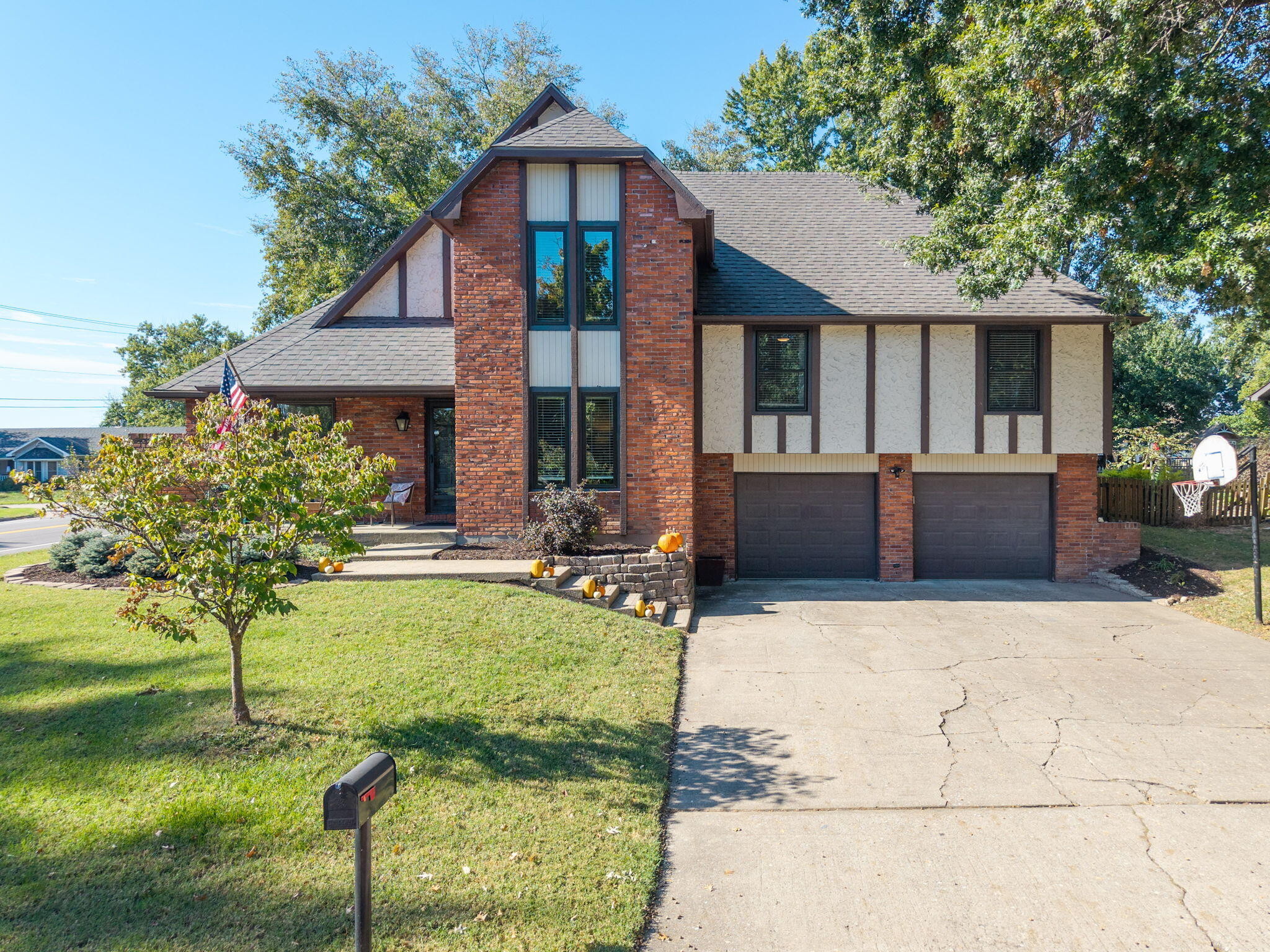800 CANTERBURY DR