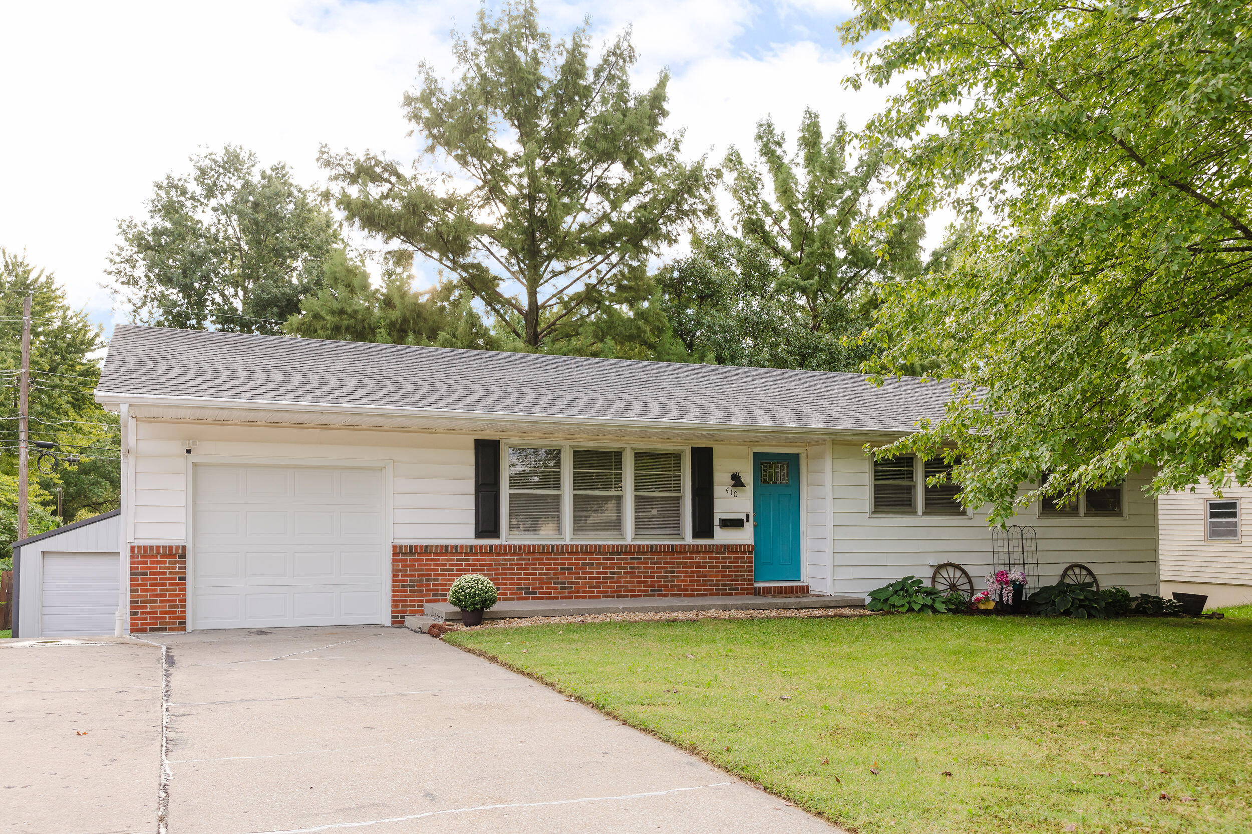 410 Loch Ln Property Photo 1