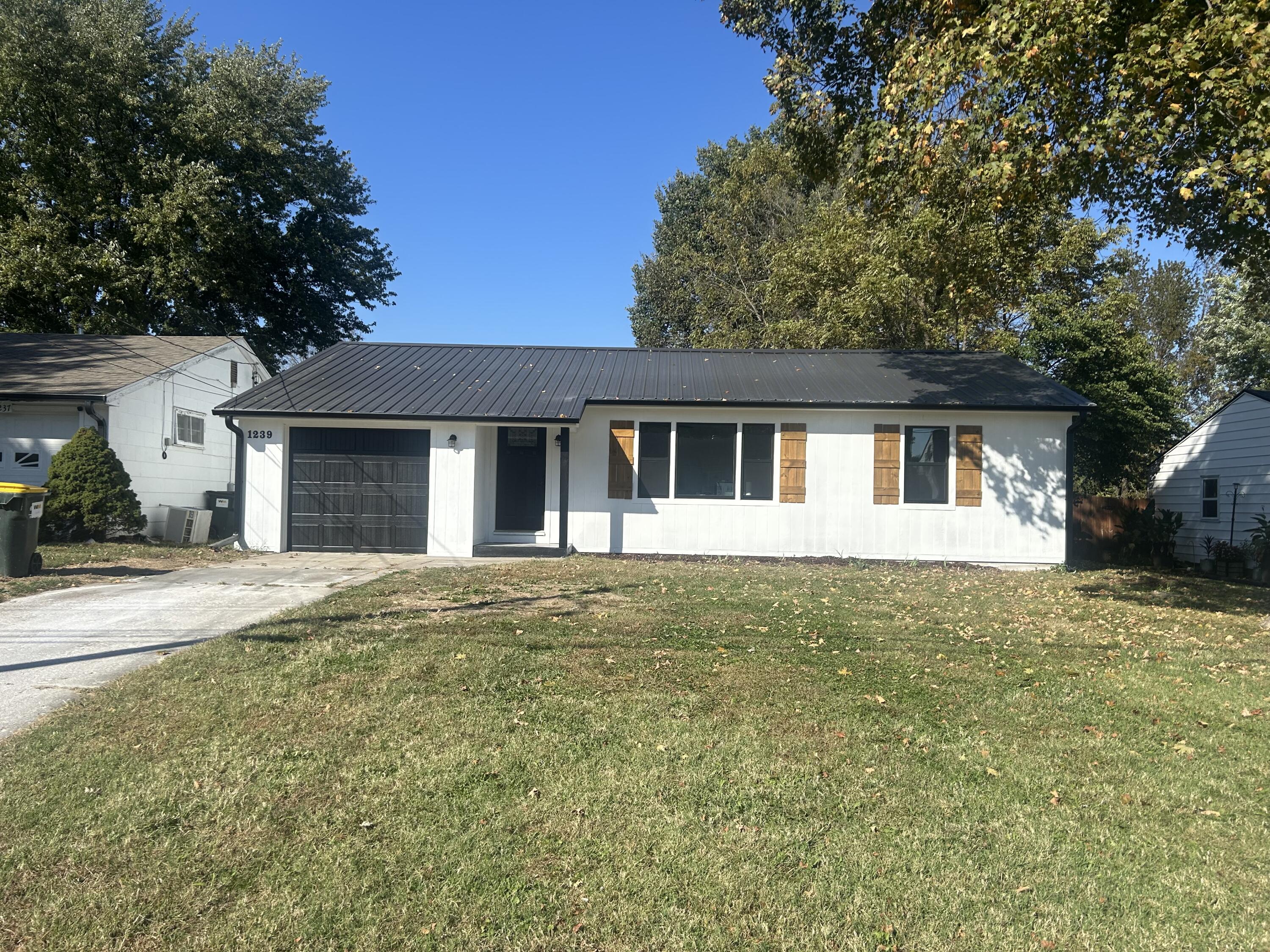 1239 Maple St Property Photo 1