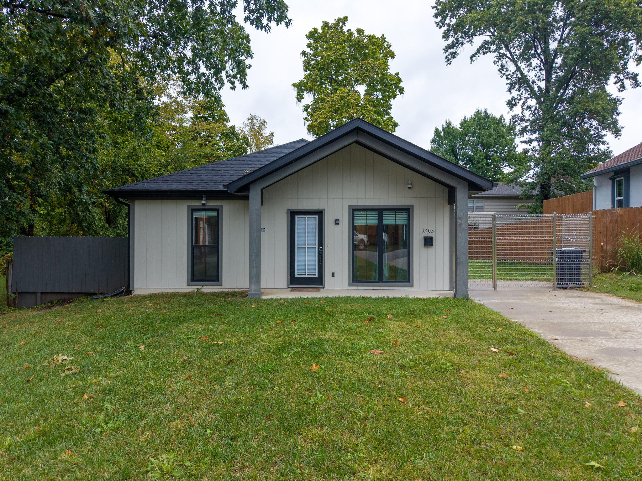 1203 Lakeview Ave Property Photo 1