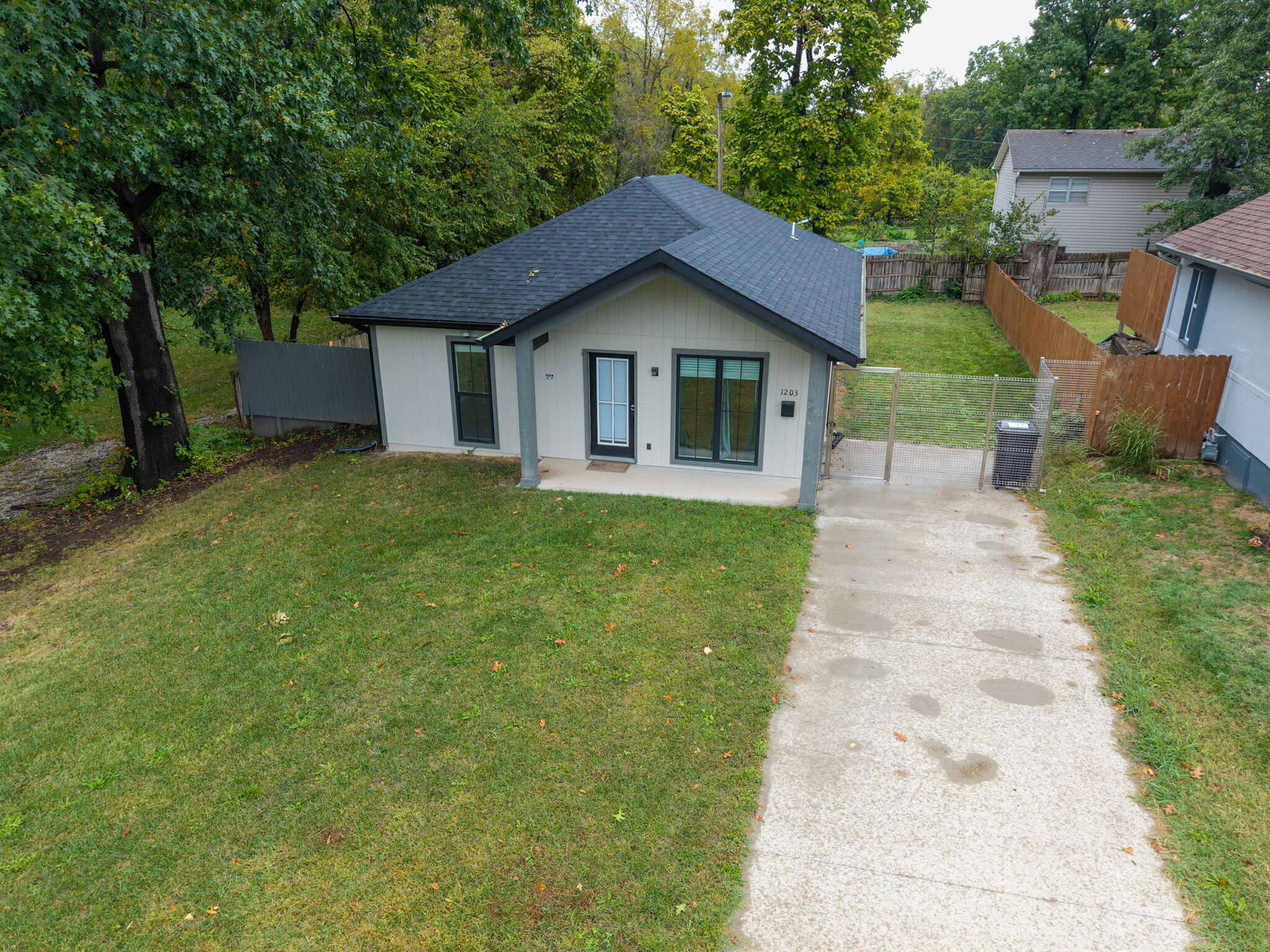 1203 Lakeview Ave Property Photo 2