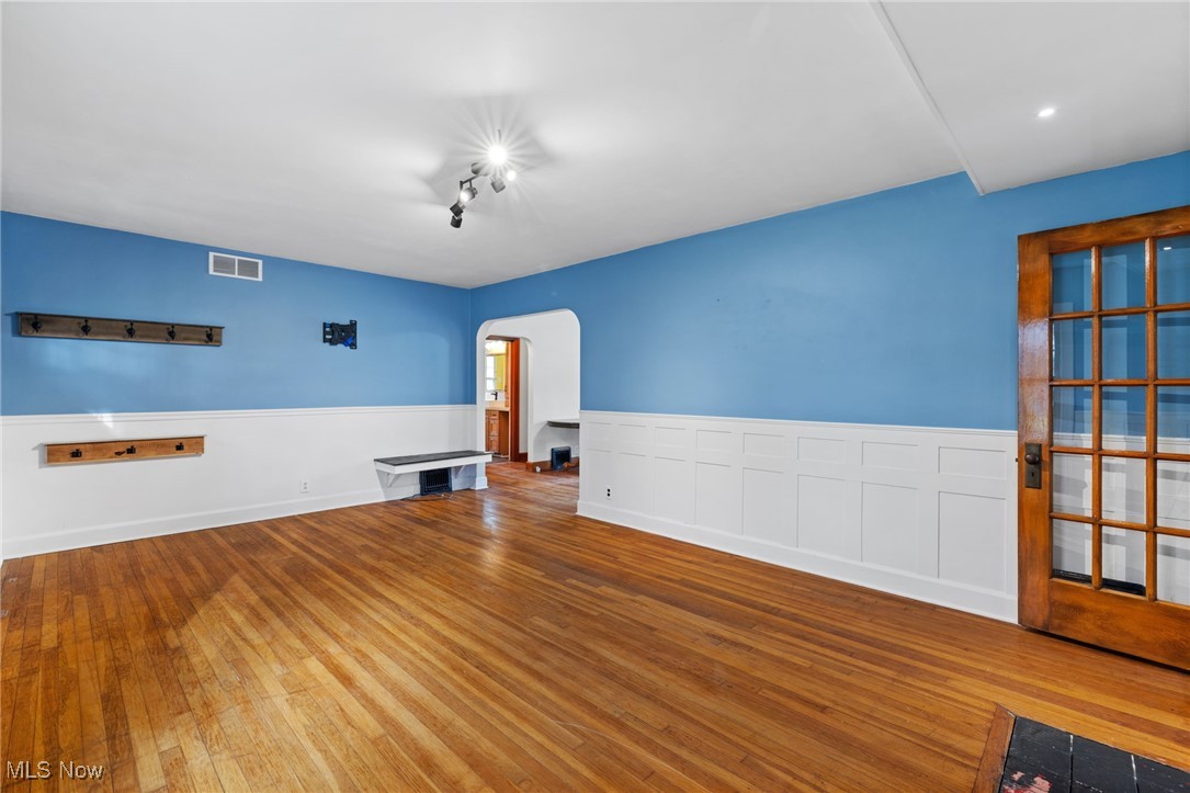2553 N River Road Ne Property Photo 8