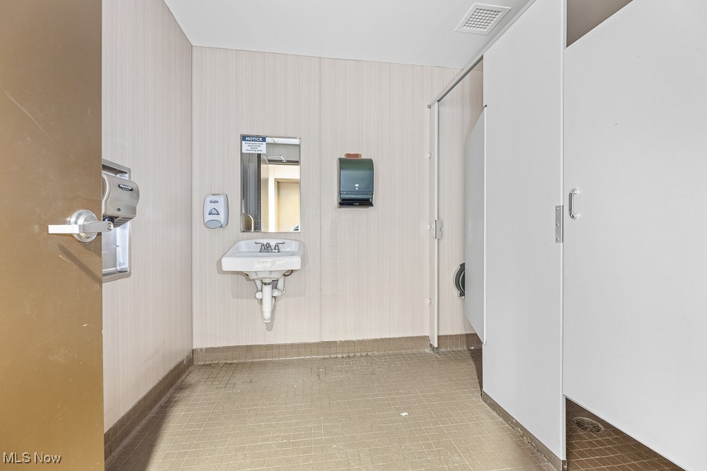 2229 E State Street Property Photo 23